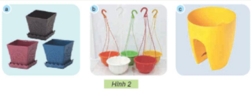 1. CHẬU TRỒNG HOA, CÂY CẢNHKhám phá: Em hãy quan sát Hình 1 và nêu đặc điểm của các loại chậu trồng cây trong hình theo các gợi ý sau: chất liệu, độ nặng nhẹ. Em hãy quan sát Hình 1 và nêu đặc điểm của các loại chậu trồng cây trong hình theo các gợi ý sau: chất liệu, độ nặng nhẹGiải chi tiết: Chậu bằng nhựaChậu bằng gốm, sứChậu bằng xi măngChất liệuNhựaGốm, sứXi măngĐộ nặng nhẹNhẹNặngNặng Vận dụng: Theo em, trong các loại chậu ở Hình 2, loại chậu nào phù hợp trồng cây để ở bàn, loại chậu nào phù hợp trồng cây để kẹp ở lan can, loại chậu nào phù hợp trồng cây để treo? Vì sao?....Giải chi tiết:Chậu phù hợp trồng cây để ở bàn là chậu a vì chậu nhỏ, dễ dàng để trên mặt bàn, không chiếm nhiều diện tích.Chậu phù hợp trồng cây để kẹp ở lan can là chậu c vì chậu có lỗ khoét ở giữa, phù hợp để gắn vào thành lan can.Chậu phù hợp trồng cây để treo là chậu b vì chậu có móc treo. Thực hành: Làm hoặc trang trí một chậu trồng hoa, cây cảnh phù hợp với sở thích của em (có thể dùng vật liệu tái chế đề bào vệ môi trường).Giải chi tiết:Gợi ý cách làm:Làm hoặc trang trí một chậu trồng hoa, cây cảnh phù hợp với sở thích của em (có thể dùng vật liệu tái chế đề bào vệ môi trường) 2. GIÁ THỂ TRỒNG HOA, CÂY CẢNH TRONG Khám phá: Em hãy sử dụng các thẻ dưới đây để gọi tên các loại giá thể trồng hoa, cây cảnh trong Hình 4 cho phù hợp.Giải chi tiết:a. Giá thể hỗn hợp.b. Giá thể mùn cưa.c. Giá thể xơ dừa.d. Giá thể trấu hun. 3. MỘT SỐ DỤNG CỤ TRỒNG HOAM CÂY CẢNH TRONG CHẬU
