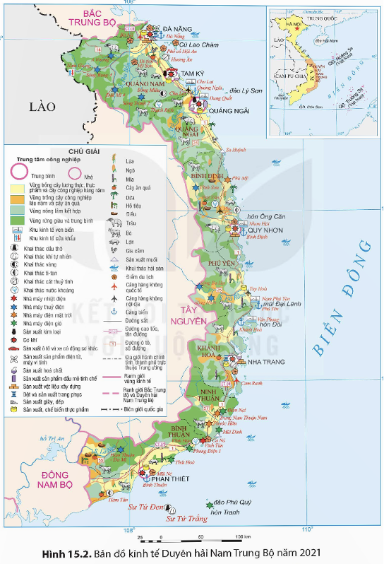 MỞ ĐẦUDuyên hải Nam Trung Bộ là một bộ phận lãnh thổ của vùng Bắc Trung Bộ và Duyên hải miền Trung. Đây là khu vực có nhiều thế mạnh để phát triển kinh tế. Duyên hải Nam Trung Bộ có những chuyển biến như thế nào trong phát triển và phân bố kinh tế? Ngành kinh tế nào được xác định là ngành thế mạnh?Giải chi tiết:- Những chuyển biến trong phát triển và phân bố kinh tế của Duyên hải Nam Trung Bộ:+ Về nông nghiệp: chăn nuôi bò, khai thác, nuôi trồng và chế biến thủy sản là thế mạnh của vùng+ Công nghiệp: giá trị sản xuất còn chiếm tỉ trọng nhỏ so với cả nước nhưng có tốc độ tăng trưởng nhanh và khá cao.+ Du lịch phát triển mạnh- Ngành du lịch, thuỷ sản được xác định là ngành thế mạnh 1. VỊ TRÍ ĐỊA LÍ VÀ PHẠM VI LÃNH THỔCâu hỏi: Dựa vào thông tin mục 1 và hình 15.1, hãy trình bày đặc điểm vị trí địa lí và phạm vi lãnh thổ của Duyên hải Nam Trung Bộ.Giải chi tiết:- Diện tích của Duyên hải Nam Trung Bộ gần 45 nghìn km, chiếm 13,5% diện tích cả nước. - Lãnh thổ Duyên hải Nam Trung Bộ hẹp ngang theo chiều đông – tây, kéo dài theo chiều bắc – nam, giáp với Đông Nam Bộ, Bắc Trung Bộ, Tây Nguyên và nước láng giềng Lào- Phía đông có vùng biển rộng lớn, với nhiều đảo và quần đảo có ý nghĩa quan trọng về kinh tế và quốc phòng an ninh như quần đảo Hoàng Sa, quần đảo Trường Sa, đảo Lý Sơn, đảo Phú Quý - Duyên hải Nam Trung Bộ là cầu nối giữa các vùng phía bắc với các vùng phía nam, của ngõ ra biển của Tây Nguyên và Lào, gần với các tuyến hàng hải quốc tế nhộn nhịp bậc nhất thế giới, tạo điều kiện thuận lợi trong thu hút đầu tư nước ngoài và phát triển kinh tế theo hướng mở 2. ĐIỀU KIỆN TỰ NHIÊN VÀ TÀI NGUYÊN THIÊN NHIÊNCâu hỏi: Dựa vào thông tin mục 2 và hình 15.1, hãy phân tích thế mạnh và hạn chế chính về điều kiện tự nhiên và tài nguyên thiên nhiên ở Duyên hải Nam Trung Bộ.Giải chi tiết:a. Thế mạnh về điều kiện tự nhiên và tài nguyên thiên nhiên ở Duyên hải Nam Trung Bộ.- Địa hình, đất:+ Phía tây địa hình chủ yếu là đồi núi với đất feralit thích hợp cho trồng rừng và phát triển kinh tế dưới tán rừng+ Phía đông là dải đồng bằng hẹp, bị chia cắt bởi các dãy núi đâm ngang ra biển, có nhiều cồn cát,... với đất phù sa và đất cát pha, thích hợp để trồng cây lương thực, cây công nghiệp hàng năm - Khí hậu: tính chất cận xích đạo gió mùa, nhiệt độ trung bình năm trên 25°C, số giờ nắng trên 2500 giờ, đem đến tiềm năng phát triển năng lượng tái tạo- Nguồn nước: + Có nhiều sông, chủ yếu là sông ngắn và dốc. Sông có giá trị về thuỷ điện và cung cấp nước cho sản xuất và sinh hoạt+ Hệ thống hồ chứa nước đóng vai trò vô cùng quan trọng- Sinh vật: + Chủ yếu là rừng nhiệt đới+ Tài nguyên sinh vật phong phú, nhiều loài có giá trị kinh tế như cây dược liệu, gỗ,... + Tài nguyên rừng là cơ sở để phát triển lâm nghiệp, du lịch sinh thái...- Khoáng sản là cơ sở để phát triển ngành công nghiệp khai khoáng- Biển, đảo: + Vùng biển rộng, trong vùng biển có nhiều bãi tôm, bãi cá với trữ lượng lớn+ Đường bờ biển dài, khúc khuỷu, có nhiều đảo, bán, vũng vịnh kín, bãi tắm đẹp thuận lợi cho phát triển tổng hợp kinh tế biểnb. Hạn chế về điều kiện tự nhiên và tài nguyên thiên nhiên ở Duyên hải Nam Trung Bộ:- Địa hình chia cắt, gây trở ngại cho giao thông và khó khăn để phát triển các vùng chuyên canh quy mô lớn.- Thường xuyên chịu tác động của bão, hạn hán và sa mạc hoá, biến đổi khí hậu, gây thiệt hại tới hoạt động sản xuất và đời sống của người dân 3. PHÂN BỐ DÂN CƯ, DÂN TỘCCâu hỏi: Dựa vào thông tin mục 3, hãy trình bày sự phân bố dân cư, dân tộc ở Duyên hải Nam Trung BộGiải chi tiết:- Phân bố dân cư:+ Có sự chênh lệch giữa khu vực đồi núi phía tây và khu vực đồng bằng ven biển+ Khu vực đồng bằng ven biển có điều kiện tự nhiên, kinh tế thuận lợi nên dân cư tập trung đông đúc, hình thành một dải đô thị ven biển + Khu vực đồi núi phía tây có địa hình đồi núi chia cắt, điều kiện phát triển kinh tế khó khăn hơn nên dân cư thưa thớt- Duyên hải Nam Trung Bộ là địa bàn cư trú của nhiều dân tộc: Kinh, Chăm, Cơ-tu, Hrê, Cơ-ho,...+ Các dân tộc ở Duyên hải Nam Trung Bộ phân bố đan xen, cùng sinh sống+ Người Kinh phân bố rộng khắp, tập trung ở đồng bằng ven biển. Người Chăm sinh sống nhiều ở đồng bằng ven biển hai tỉnh Ninh Thuận, Bình Thuận. Các dân tộc thiểu số khác chủ yếu ở vùng đồi núi phía tây 4. NHỮNG CHUYỂN BIẾN TRONG PHÁT TRIỂN VÀ PHÂN BỐ KINH TẾCâu hỏi: Dựa vào thông tin mục 4, hãy phân tích những chuyển biến trong sự phát triển và phân bố kinh tế của Duyên hải Nam Trung BộGiải chi tiết:- Những chuyển biến trong phát triển kinh tế:+ Kinh tế có chuyển biến tích cực nhờ khai thác thế mạnh kinh tế biển, thu hút đầu tư nước ngoài và phát huy sự năng động của dân cư trong nền kinh tế thị trường+ Cơ cấu kinh tế chuyển dịch theo hướng tăng tỉ trọng ngành công nghiệp và xây dựng; giảm tỉ trọng ngành nông nghiệp, lâm nghiệp và thuỷ sản; dịch vụ chiếm tỉ trọng cao+ Các ngành có giá trị gia tăng và hàm lượng công nghệ cao như sản xuất sản phẩm dầu mỏ tinh chế, sản xuất kim loại, cơ khí chế tạo, năng lượng tái tạo, logistics và du lịch,... được chú trọng phát triển- Những chuyển biến trong phân bố kinh tế:+ Phân bố ngành kinh tế có sự thay đổi lớn: Khu vực đồng bằng ven biển phía đông đã đẩy mạnh phát triển tổng hợp kinh tế biển, công nghiệp, dịch vụ; hình thành nhiều khu kinh tế ven biển tạo động lực phát triển kinh tế + Hình thành dải khu công nghiệp ven biển kéo dài từ Đà Nẵng đến Bình Thuận, gắn với hệ thống cảng hàng không và các cảng biển + Khu vực phía tây phát triển sản xuất nông lâm kết hợp, du lịch sinh thái và thuỷ điện 5. MỘT SỐ NGÀNH KINH TẾ THẾ MẠNHCâu hỏi: Dựa vào thông tin mục a và hình 15.2, hãy phân tích sự phát triển của ngành thuỷ sản ở Duyên hải Nam Trung BộGiải chi tiết:- Ngành thuỷ sản đứng thứ hai cả nước sau vùng Đồng bằng sông Cửu Long về tổng sản lượng- Sản lượng thuỷ sản khai thác tăng nhanh, chiếm hơn 90% tổng sản lượng thuỷ sản Duyên hải Nam Trung Bộ, trong đó chủ yếu là khai thác biển- Đẩy mạnh đánh bắt xa bờ, đầu tư tàu đánh bắt công suất lớn, trang thiết bị hiện đại để tàu đi được dài ngày và đảm bảo chất lượng hải sản đánh bắt.  Câu hỏi: Dựa vào thông tin mục b và hình 15.2, hãy phân tích sự phát triển một số ngành công nghiệp thế mạnh của Duyên hải Nam Trung Bộ.Giải chi tiết:- Cơ cấu công nghiệp của Duyên hải Nam Trung Bộ khá đa dạng, một số ngành nổi bật là:+ Sản xuất điện đã tăng trưởng mạnh từ 1,4 – 43,6 tỉ kWh+ Sản xuất sản phẩm dầu mỏ tinh chế đã tăng từ 5,7 – 6,6 triệu tấn+ Sản xuất ô tô tăng trưởng mạnh từ 17 – 82,4 nghìn chiếc  Câu hỏi: Dựa vào thông tin mục c và hình 15.2, hãy phân tích sự phát triển của một số hoạt động dịch vụ thế mạnh của Duyên hải Nam Trung BộGiải chi tiết:- Giao thông vận tải:+ Mạng lưới giao thông được đầu tư nâng cấp, với đầy đủ các loại hình giao thông+ Các tuyến đường bộ huyết mạch có quốc lộ 1, 19, 24, 25, 26, 27, cao tốc Bắc – Nam; đường sắt Thống Nhất+ Các cảng biển quan trọng là Đà Nẵng, Quảng Ngãi, Bình Định, Khánh Hòa+ Hai cảng hàng không quốc tế Đà Nẵng, Cam Ranh đóng vai trò quan trọng trong vận chuyển người, hàng hoá trong nước và quốc tế+ Khối lượng vận chuyển và luân chuyển hàng hóa tăng nhanh. Dịch vụ hậu cần cảng, logistics đang được đẩy mạnh phát triển.- Du lịch:+ Có nhiều thế mạnh để phát triển du lịch+ Các loại hình du lịch phát triển là du lịch biển, du lịch văn hoá, du lịch sinh thái, du lịch nông nghiệp,... + Các sản phẩm du lịch ngày càng có chất lượng; cơ sở lưu trú, cơ sở vui chơi giải trí,... được đầu tư hiện đại+ Các trung tâm du lịch lớn nhất là Đà Nẵng, Nha Trang, Hội An, Quy Nhơn,... hằng năm thu hút hàng chục triệu khách du lịch trong và ngoài nước 6. VÙNG KINH TẾ TRỌNG ĐIỂM MIỀN TRUNGCâu hỏi: Dựa vào thông tin mục 6 và kiến thức của bản thân, hãy trình bày khái quát về Vùng kinh tế trọng điểm miền Trung.Giải chi tiết:- Diện tích của Vùng kinh tế trọng điểm miền Trung khoảng 28 nghìn km, số dân là 6,6 triệu người- Vùng gồm 5 tỉnh, thành phố là Thừa Thiên Huế, Đà Nẵng, Quảng Nam, Quảng Ngãi và Bình Định - Vùng kinh tế trọng điểm miền Trung có thế mạnh phát triển tổng hợp kinh tế biển, bao gồm: kinh tế hàng hải, khai thác dầu thô và khí tự nhiên và các tài nguyên khoáng sản biển khác, nuôi trồng và khai thác hải sản, công nghiệp ven biển, năng lượng tái tạo,... LUYỆN TẬP VÀ VẬN DỤNG