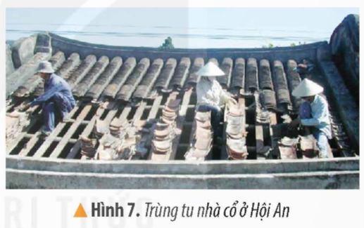 KHỞI ĐỘNGCâu hỏi: Quan sát hình dưới đây và mô tả một số nét về Phố cổ Hội An.Giải chi tiết:Phố cổ Hội An là một đô thị nằm ở hạ lưu sông Thu Bồn, thuộc thành phố Hội An, tỉnh Quảng Nam. Phần lớn những ngôi nhà ở đây là những kiến trúc truyền thống có niên đại từ thế kỷ 17 đến thế kỷ 19, phần bố dọc theo những trục phố nhỏ hẹp. Nằm xen kẽ giữa các ngôi nhà phố, những công trình kiến trúc tôn giáo, tín ngưỡng minh chứng cho quá trình hình thành, phát triển và cả suy tàn của đô thị. Hội An cũng là vùng đất ghi nhiều dấu ấn của sự pha trộn, giao thoa văn hóa. Các hội quán, đền miếu mang dấu tích của người Hoa nằm bên những ngôi nhà phố truyền thống của người Việt và những ngôi nhà mang phong cách kiến trúc Pháp. Bên cạnh những giá trị văn hóa qua các công trình kiến trúc, Hội An còn lưu giữ một nền văn hóa phi vật thể đa dạng và phong phú. Cuộc sống thường nhật của cư dân phố cổ với những phong tục tập quán, sinh hoạt tín ngưỡng, nghệ thuật dân gian, lễ hội văn hóa vẫn đang được bảo tồn và phát triển. Hội An được xem như một bảo tàng sống về kiến trúc và lối sống đô thị.KHÁM PHÁ1. PHỐ CỔ HỘI ANCâu 1: Quan sát lược đồ hình 2, hãy xác định vị trí địa lí của Phố cổ Hội An.Giải chi tiết:Phố cổ Hội An nằm ở thành phố Hội An tỉnh Quảng Nam.Câu 2: Đọc thông tin và quan sát các hình 3, 4 em hãy kể tên và mô tả một số công trình kiến trúc tiêu biểu ở Hội An.Giải chi tiết:Một số công trình kiến trúc tiêu biểu như:Nhà cổ được xây dựng từ thế kỉ XVII- XVIII, phổ biến là ngôi nhà một tầng hoặc hai tầng, có chiều ngang hẹp và chiều sâu tương đối lớn.Hội quán người Hoa là nơi sinh hoạt cộng đồng và cũng là nơi thờ các vị thần của người Hoa.Chùa Cầu tương truyền do nhớ thương nhân dân Nhật Bản ở Hội An xây dựng vào khoảng cuối thế kỉ XVI. Chùa được làm bằng gỗ, hình vòng cung, mái lợp ngói âm dương.2. BẢO TỒN VÀ PHÁT HUY GIÁ TRỊ PHỐ CỔ HỘI ANĐọc thông tin, quan sát các hình 6, 7 em hãy: Câu 1: Cho biết vì sao Hội An là điểm đến cua nhiều du khách trong nước và quốc tế?Giải chi tiết:Hội An thu hút nhiều khách do có nhiều sản phẩm du lịch độc đáo như Đêm phố cổ