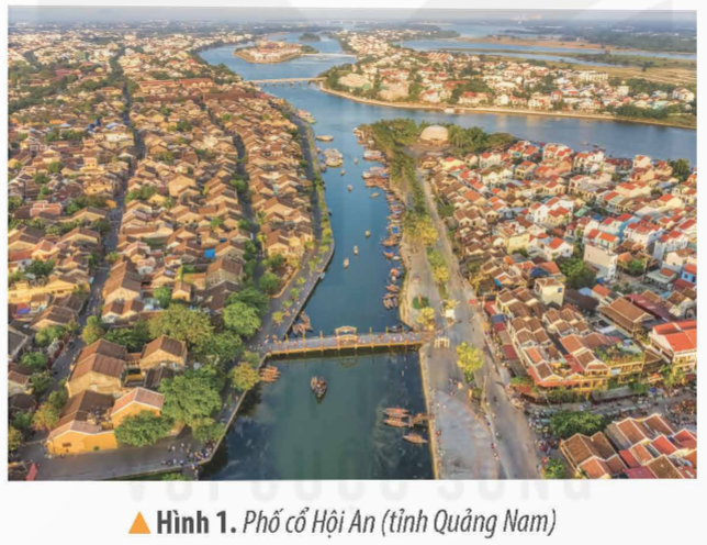 KHỞI ĐỘNGCâu hỏi: Quan sát hình dưới đây và mô tả một số nét về Phố cổ Hội An.Giải chi tiết:Phố cổ Hội An là một đô thị nằm ở hạ lưu sông Thu Bồn, thuộc thành phố Hội An, tỉnh Quảng Nam. Phần lớn những ngôi nhà ở đây là những kiến trúc truyền thống có niên đại từ thế kỷ 17 đến thế kỷ 19, phần bố dọc theo những trục phố nhỏ hẹp. Nằm xen kẽ giữa các ngôi nhà phố, những công trình kiến trúc tôn giáo, tín ngưỡng minh chứng cho quá trình hình thành, phát triển và cả suy tàn của đô thị. Hội An cũng là vùng đất ghi nhiều dấu ấn của sự pha trộn, giao thoa văn hóa. Các hội quán, đền miếu mang dấu tích của người Hoa nằm bên những ngôi nhà phố truyền thống của người Việt và những ngôi nhà mang phong cách kiến trúc Pháp. Bên cạnh những giá trị văn hóa qua các công trình kiến trúc, Hội An còn lưu giữ một nền văn hóa phi vật thể đa dạng và phong phú. Cuộc sống thường nhật của cư dân phố cổ với những phong tục tập quán, sinh hoạt tín ngưỡng, nghệ thuật dân gian, lễ hội văn hóa vẫn đang được bảo tồn và phát triển. Hội An được xem như một bảo tàng sống về kiến trúc và lối sống đô thị.KHÁM PHÁ1. PHỐ CỔ HỘI ANCâu 1: Quan sát lược đồ hình 2, hãy xác định vị trí địa lí của Phố cổ Hội An.Giải chi tiết:Phố cổ Hội An nằm ở thành phố Hội An tỉnh Quảng Nam.Câu 2: Đọc thông tin và quan sát các hình 3, 4 em hãy kể tên và mô tả một số công trình kiến trúc tiêu biểu ở Hội An.Giải chi tiết:Một số công trình kiến trúc tiêu biểu như:Nhà cổ được xây dựng từ thế kỉ XVII- XVIII, phổ biến là ngôi nhà một tầng hoặc hai tầng, có chiều ngang hẹp và chiều sâu tương đối lớn.Hội quán người Hoa là nơi sinh hoạt cộng đồng và cũng là nơi thờ các vị thần của người Hoa.Chùa Cầu tương truyền do nhớ thương nhân dân Nhật Bản ở Hội An xây dựng vào khoảng cuối thế kỉ XVI. Chùa được làm bằng gỗ, hình vòng cung, mái lợp ngói âm dương.2. BẢO TỒN VÀ PHÁT HUY GIÁ TRỊ PHỐ CỔ HỘI ANĐọc thông tin, quan sát các hình 6, 7 em hãy: Câu 1: Cho biết vì sao Hội An là điểm đến cua nhiều du khách trong nước và quốc tế?Giải chi tiết:Hội An thu hút nhiều khách do có nhiều sản phẩm du lịch độc đáo như Đêm phố cổ