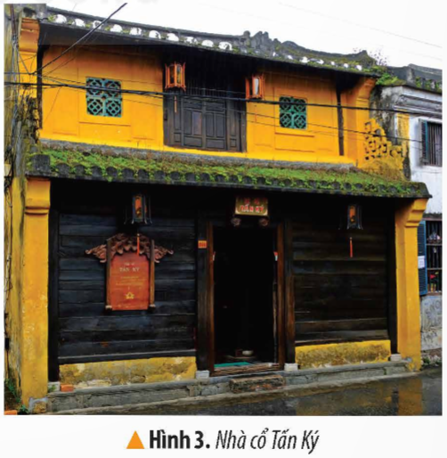 KHỞI ĐỘNGCâu hỏi: Quan sát hình dưới đây và mô tả một số nét về Phố cổ Hội An.Giải chi tiết:Phố cổ Hội An là một đô thị nằm ở hạ lưu sông Thu Bồn, thuộc thành phố Hội An, tỉnh Quảng Nam. Phần lớn những ngôi nhà ở đây là những kiến trúc truyền thống có niên đại từ thế kỷ 17 đến thế kỷ 19, phần bố dọc theo những trục phố nhỏ hẹp. Nằm xen kẽ giữa các ngôi nhà phố, những công trình kiến trúc tôn giáo, tín ngưỡng minh chứng cho quá trình hình thành, phát triển và cả suy tàn của đô thị. Hội An cũng là vùng đất ghi nhiều dấu ấn của sự pha trộn, giao thoa văn hóa. Các hội quán, đền miếu mang dấu tích của người Hoa nằm bên những ngôi nhà phố truyền thống của người Việt và những ngôi nhà mang phong cách kiến trúc Pháp. Bên cạnh những giá trị văn hóa qua các công trình kiến trúc, Hội An còn lưu giữ một nền văn hóa phi vật thể đa dạng và phong phú. Cuộc sống thường nhật của cư dân phố cổ với những phong tục tập quán, sinh hoạt tín ngưỡng, nghệ thuật dân gian, lễ hội văn hóa vẫn đang được bảo tồn và phát triển. Hội An được xem như một bảo tàng sống về kiến trúc và lối sống đô thị.KHÁM PHÁ1. PHỐ CỔ HỘI ANCâu 1: Quan sát lược đồ hình 2, hãy xác định vị trí địa lí của Phố cổ Hội An.Giải chi tiết:Phố cổ Hội An nằm ở thành phố Hội An tỉnh Quảng Nam.Câu 2: Đọc thông tin và quan sát các hình 3, 4 em hãy kể tên và mô tả một số công trình kiến trúc tiêu biểu ở Hội An.Giải chi tiết:Một số công trình kiến trúc tiêu biểu như:Nhà cổ được xây dựng từ thế kỉ XVII- XVIII, phổ biến là ngôi nhà một tầng hoặc hai tầng, có chiều ngang hẹp và chiều sâu tương đối lớn.Hội quán người Hoa là nơi sinh hoạt cộng đồng và cũng là nơi thờ các vị thần của người Hoa.Chùa Cầu tương truyền do nhớ thương nhân dân Nhật Bản ở Hội An xây dựng vào khoảng cuối thế kỉ XVI. Chùa được làm bằng gỗ, hình vòng cung, mái lợp ngói âm dương.2. BẢO TỒN VÀ PHÁT HUY GIÁ TRỊ PHỐ CỔ HỘI ANĐọc thông tin, quan sát các hình 6, 7 em hãy: Câu 1: Cho biết vì sao Hội An là điểm đến cua nhiều du khách trong nước và quốc tế?Giải chi tiết:Hội An thu hút nhiều khách do có nhiều sản phẩm du lịch độc đáo như Đêm phố cổ