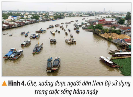 KHỞI ĐỘNGCâu hỏi: Hãy chia sẻ những hiểu biết của em về cuộc sống của người dân Nam Bộ. Vì sao vùng đất này được mệnh danh là “Thành đồng Tổ quốc”?Giải chi tiết:Cuộc sống người dân Nam Bộ gắn liền với các hoạt động nông nghiệp, công nghiệp, nuôi trồng thủy sản. Vùng đất này được mệnh danh là Thành đồng tổ quốc