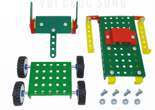 1. TÌM HIỂU SẢN PHẨM MẪUKhám phá: Em hãy quan sát mô hình robot trong Hình 1, nêu các bộ phận chính và số lượng các chi tiết của mô hình robot.Yêu cầu sản phẩm: đủ các bộ phận, mối ghép đúng vị trí và chắc chắn, chân robot chuyển động được.Giải chi tiết:- Bộ phận chính mô hình robot là: đầu robot, thân robot và chân robot.- Số lượng chi tiết:Đầu robot: 17 chi tiết.Thân robot: 28 chi tiết.Chân robot: 11 chi tiết. 2. CHI TIẾT VÀ DỤNG CỤKhám phá: Em hãy lựa chọn các dụng cụ và chi tiết phù hợp với số lượng cần thiết trong bộ lắp ghép mô hình kĩ thuật để lắp ghép mô hình robot trên.Giải chi tiết:Dụng cụ và chi tiếtSố lượngThanh chữ U dài5Tấm 3 lỗ1Bánh đai2Thanh thẳng 5 lỗ3Bộ vít ngắn17Bộ vít dài2Tấm lớn1Thanh chữ L dài1Tấm hai lỗ1Bánh xe4Trục thẳng dài2Tấm nhỏ1Vòng hãm8 3. THỰC HÀNHThực hành: Em hãy lắp ghép mô hình robot theo các bước dưới đây.Bước 1. Lắp đầu robotDùng một thanh chữ U dài, một tấm 3 lỗ, hai bánh đai, ba thanh thẳng 5 lỗ, ba bộ vít ngắn, hai bộ vít dài và đai ốc để lắp đầu robot như Hình 2.Bước 2. Lắp thân robotDùng tấm lớn, bốn thanh chữ U dài, hai thanh chữ L dài, một tấm 2 lỗ, mười bộ vít ngắn và đai ốc để lắp thân robot như Hình 3.Bước 3. Lắp chân robotDùng bốn bánh xe, hai trục thẳng dài, một tấm nhỏ và tám vòng hãm để lắp chân robot như Hình 4.Bước 4. Hoàn thiện mô hình- Dùng bốn bộ vít ngắn và đai ốc lắp ghép các bộ phận để hoàn thiện mô hình robot như Hình 5.Lưu ý: Sử dụng dụng cụ lắp ghép đúng cách và an toàn. Em hãy lắp ghép mô hình robot theo các bước dưới đâyEm hãy lắp ghép mô hình robot theo các bước dưới đâyGiải chi tiết:Học sinh tự thực hành. 4. GIỚI THIỆU SẢN PHẨM