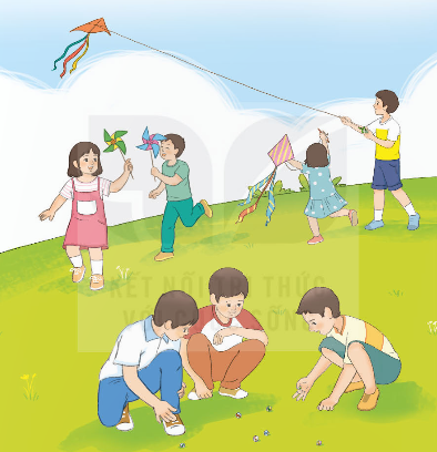 1. MỘT SỐ LOẠI ĐỒ CHƠI DÂN GIAN VIỆT NAMKhám phá: Em hãy quan sát Hình 1 và gọi tên đồ chơi dân gian tương ứng theo các thẻ dưới đây.Giải chi tiết:a. Cờ cá ngựa.b. Tò he.c. Con cù quay.d. Đèn ông sao.e. Quả còn.g. Đầu sư tử. Thực hành: Câu 1. Hãy kể tên một số loại đồ chơi dân gian mà em biết.Giải chi tiết:Một số loại đồ chơi dân gian là:Trống bỏi.Ông phỗng đất.Mặt nạ giấy bồi.Trống ếch.Ô ăn quan.Ném còn Câu 2. Em hãy lựa chọn những câu mô tả đúng về đồ chơi dân gian trong những câu sau:a) Đồ chơi dân gian được làm từ vật liệu dễ kiếm, gần gũi.b) Đồ chơi dân gian là loại đồ chơi do thợ thủ công làm ra.c) Đồ chơi dân gian là đồ chơi quen thuộc của nhiều thế hệ.d) Mọi người đều có thể tự làm đồ chơi dân gian.Giải chi tiết:a) Đồ chơi dân gian được làm từ vật liệu dễ kiếm, gần gũi.b) Đồ chơi dân gian là loại đồ chơi do thợ thủ công làm ra.c) Đồ chơi dân gian là đồ chơi quen thuộc của nhiều thế hệ.d) Mọi người đều có thể tự làm đồ chơi dân gian. 2. SỬ DỤNG ĐỒ CHƠI DÂN GIAN