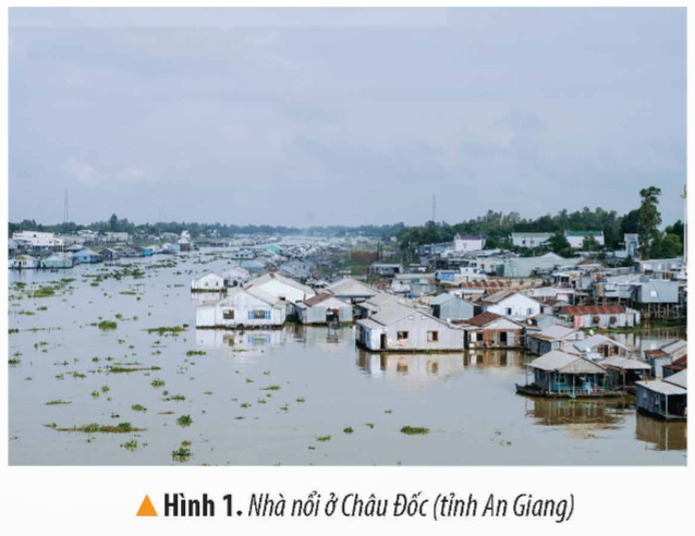 KHỞI ĐỘNGCâu hỏi: Hãy chia sẻ những hiểu biết của em về cuộc sống của người dân Nam Bộ. Vì sao vùng đất này được mệnh danh là “Thành đồng Tổ quốc”?Giải chi tiết:Cuộc sống người dân Nam Bộ gắn liền với các hoạt động nông nghiệp, công nghiệp, nuôi trồng thủy sản. Vùng đất này được mệnh danh là  Thành đồng tổ quốc
