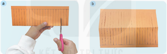 1. TÌM HIỂU SẢN PHẨM MẪUKhám phá: Em hãy quan sát mẫu đèn lồng trong Hình 1 và cho biết các bộ phận chính của chiếc đèn lồng.Yêu cầu sản phẩm: Lồng đèn tròn đều, cân đối, quai xách ở vị trí phù hợp, màu sắc hài hòa, trang trí đẹp, đèn chắc chắn.Giải chi tiết:Các bộ phận chính của chiếc đèn lồng là:Quai xách.Lồng đèn 2. VẬT LIỆU VÀ DỤNG CỤKhám phá: Em hãy lựa chọn các vật liệu với số lượng phù hợp và dụng cụ cần thiết có trong Hình 2 để làm đèn lồng.Giải chi tiết:Các vật liệu phù hợp để làm đèn lồng là:1 tờ giấy bìa màu.Nhiều giấy màu thủ công.Dụng cụ cần thiết để làm đèn lồng là:1 bút chì.1 thước kẻ.1 kéo.1 cuộn băng dính hai mặt.1 bút màu. 3. THỰC HÀNHThực hành: Em hãy làm sản phẩm theo các bước dưới đây.Bước 1. Làm lồng đèn- Chuẩn bị một tờ giấy bìa màu hình chữ nhật có chiều dài 22cm, chiều rộng 15cm. Gấp đôi tờ giấy bìa màu theo chiều dọc và kẻ các đường song song cách nhau 1cm như Hình 3.- Cắt tờ giấy bìa màu theo các đường kẻ song song (Hình 4a) và mở ra, sẽ được sản phẩm như Hình 4b.Lưu ý: Sử dụng kéo an toàn.- Dùng băng dính hai mặt để dán hai mép tờ giấy bìa màu tạo thành lồng đèn như Hình 5.Bước 2. Làm quai xách- Cắt một miếng giấy bìa màu hình chữ nhật có chiều dài 16cm, chiều rộng 2cm làm quai xách của đèn.- Gắn quai xách vào phần trên của lồng đèn cho cân đối (Hình 6).Bước 3. Hoàn thiện sản phẩm- Dùng bút chì màu, giấy màu trang trí đèn lồng theo ý thích (Hình 7).- Kiểm tra độ chắc chắn của đèn lồng và điều chỉnh (nếu cần).Lưu ý:- Thu dọn và vệ sinh chỗ học tập sau khi làm xong sản phẩm.- Sử dụng tiết kiệm vật liêu.Đáp án:Học sinh thực hành làm đèn lồng theo các bước. 4. GIỚI THIỆU SẢN PHẨM