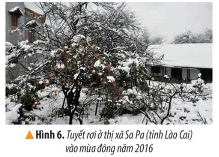 KHỞI ĐỘNGCâu hỏi:  Quan sát hình 1, em hãy trả lời các câu hỏi:- Cột mốc xác định độ cao của đỉnh núi nào?- Đỉnh núi này nằm ở vùng nào của nước ta? Nêu những hiểu biết của em về vùng đất đó. Giải chi tiết:- Cột mốc xác định độ cao của Đỉnh Phan- xi - Đỉnh núi nằm ở Phansipan là đỉnh núi cao nhất trong dãy núi Hoàng Liên Sơn, nằm ở biên giới tỉnh Lào Cai và tỉnh Lai Châu. Về mặt hành chính, đỉnh Fansipan thuộc địa giới của cả huyện Tam Đường (Lai Châu) và thị xã Sa Pa (Lào Cai), cách trung tâm thị xã Sa Pa khoảng 9 km về phía tây nam.- Chia sẻ hiểu biết của em về vùng Tây Bắc:+ Tây Bắc là vùng miền núi phía tây của miền Bắc Việt Nam, có chung đường biên giới với Lào và Trung Quốc. + Khu vực Tây Bắc còn được gọi là Tây Bắc Bắc Bộ và là một trong 3 tiểu vùng địa lý tự nhiên của vùng Bắc Bộ ở Việt Nam (2 tiểu vùng kia là: Vùng Đông Bắc và Đồng bằng sông Hồng)+ Địa hình Tây Bắc hiểm trở, có nhiều khối núi và dãy núi cao chạy theo hướng Tây Bắc - Đông Nam.+ Về cơ bản, vùng Tây Bắc là không gian sinh sống và văn hóa của đồng bào các dân tộc Thái, Tày, Nùng, H Mông.KHÁM PHÁ1. VỊ TRÍ ĐỊA LÝCâu hỏi: Đọc thông tin và quan sát hình 2, em hãy xác định vị trí của vùng Trung du và miền núi Bắc Bộ trên lược đồ.Giải chi tiết:- Trung du và miền núi Bắc Bộ là vùng lãnh thổ nằm ở phía bắc của đất nước Việt Nam.- Khu vực Trung du và miền núi Bắc Bộ giáp với:+ Các tỉnh: Quảng Đông, Quảng Tây và Vân Nam của Trung Quốc ở phía bắc;+ Phía tây giáp Lào;+ Phía nam giáp Đồng bằng sông Hồng và vùng Duyên hải miền Trung;+ Phía đông giáp Vịnh Bắc Bộ.2. ĐẶC ĐIỂM THIÊN NHIÊNa) Địa hìnhCâu hỏi:Đọc thông tin và quan sát các hình 2, 4, 5, em hãy:- Xác định trên lược đồ: dãy núi Hoàng Liên Sơn, đỉnh Phan-xi-păng và cao nguyên Mộc Châu.- Mô tả đặc điểm chính của địa hình ở vùng Trung du và miền núi Bắc Bộ.  Đáp án:- Dãy Hoàng Liên Sơn và cao nguyên Mộc Châu nằm phía Tây Bắc của Việt Nam- Đặc điểm chính: chủ yếu là đồi núi, có nhiều dãy núi lớn. Trong vùng còn có một số cao nguyên và đồi núi thấpb) Khí hậuCâu hỏi: Đọc thông tin và quan sát hình 6, em hãy nêu đặc điểm nổi bật của khí hậu vùng Trung du và miền núi Bắc Bộ.Giải chi tiết:Có khí hậu nhiệt đới ẩm gió mùa với mùa đông lạnh nhất cả nước, khí hậu cũng chịu ảnh hưởng bởi độ cao của địa hình.Khí hậu của vùng cũng chịu ảnh hưởng sâu sắc bởi độ cao địa hình. Ở các vùng núi cao nhiệt độ hạ thấp, vào các tháng mùa đông đôi khi có tuyết rơi (thị xã Sa Pa - tỉnh Lào Cai, đỉnh núi Mẫu Sơn - tỉnh Lạng Sơn,...).c) Sông ngòiCâu hỏi: Đọc thông tin và quan sát hình 2, 7, 8, em hãy- Xác định trên lược đồ các sông lớn ở vùng Trung du và miền núi Bắc Bộ.- Nêu đặc điểm chính của sông ngòi ở vùng.Giải chi tiết:- Các sông lớn như: Sông Lô, Sông Hồng, Sông Đà...- Sông ngòi có nhiều thác ghềnh, có khả năng phát triển thủy điện.d) Khoáng sảnCâu hỏi: Đọc thông tin và quan sát hình 2, em hãy kể tên và xác định trên lược đồ một số khoáng sản chính ở vùng Trung du và miền núi Bắc Bộ.Giải chi tiết:- Một số loại khoáng sản chính ở vùng Trung du và miền núi Bắc Bộ là: than đá; sắt; man-gan; Ti-tan; Vàng; đồng; thiếc; A-pa-tít; Đá vôi,…3. ẢNH HƯỞNG CỦA CÁC ĐIỀU KIỆN TỰ NHIÊN ĐỐI VỚI SẢN XUẤT VÀ ĐỜI SỐNGCâu hỏi: Đọc thông tin và quan sát các hình từ 9 đến 14, em hãy cho biết điều kiện tự nhiên có ảnh hưởng như thế nào đối với đời sống và sản xuất ở vùng Trung du và miền núi Bắc Bộ.Giải chi tiết:- Điều kiện tự nhiên của vùng Trung du và miền núi Bắc Bộ tạo thuận lợi để phát triển nhiều ngành kinh tế, như:+ Công nghiệp khai thác và chế biến khoáng sản, thuỷ điện;+ Trồng và chế biến cây công nghiệp, cây ăn quả, dược liệu,...+ Du lịch.- Tuy nhiên, người dân trong vùng cũng gặp một số khó khăn trong sinh hoạt và sản xuất do địa hình bị chia cắt, thiên tai (lũ quét, sạt lở đất, sương muối, rét đậm, rét hại,...).…4. BIỆN PHÁP BẢO VỆ THIÊN NHIÊN VÀ PHÒNG, CHỐNG THIÊN TAICâu 1:  Dựa vào kiến thức đã học, em hãy kể tên một số thiên tai thường xảy ra ở vùng Trung du và miền núi Bắc Bộ.Giải chi tiết:Một số thiên tai thường xảy ra ở vùng Trung du và miền núi Bắc Bộ là: lũ quét, sạt lở đất, sương muối, rét đậm, rét hại,…Câu 2: Đọc thông tin và sơ đồ hình 15, em hãy nêu một số biện pháp góp phần bảo vệ thiên nhiên và phòng, chống thiên tai.Giải chi tiết:- Một số biện pháp bảo vệ rừng: + Tuyên truyền, vận động người dân có ý thức bảo vệ rừng+ Trồng rừng và bảo vệ rừng+ Xây dựng các công trình thủy lợi ,...+ Sử dụng tiết kiệm, hiệu quả tài nguyên thiên nhiên.LUYỆN TẬPCâu hỏi: Hãy cho biết trong các câu sau câu nào đúng câu nào sai.a) Vùng Trung du và miền núi Bắc Bộ tiếp giáp với hai quốc gia là Lào và Cam -pu-chia(Cambodia)b) Vùng Trung du và miền núi Bắc Bộ có khí hậu nhiệt đới ẩm gió mùa với mùa đông lạnh nhất cả nước.c) Vùng Trung du và miền núi Bắc Bộ có nhiều sông lớn thuận tiện cho phát triển thủy điện.d) Vùng Trung du và miền núi Bắc Bộ là nơi giàu tài nguyên khoáng sản bậc nhất cả nướcGiải chi tiết:Câu  A : SaCâu B: ĐúngCâu C: ĐúngCâu D: ĐúngVẬN DỤNG