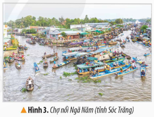 KHỞI ĐỘNGCâu hỏi: Hãy chia sẻ những hiểu biết của em về cuộc sống của người dân Nam Bộ. Vì sao vùng đất này được mệnh danh là “Thành đồng Tổ quốc”?Giải chi tiết:Cuộc sống người dân Nam Bộ gắn liền với các hoạt động nông nghiệp, công nghiệp, nuôi trồng thủy sản. Vùng đất này được mệnh danh là  Thành đồng tổ quốc