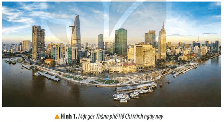 KHỞI ĐỘNGCâu hỏi: Quan sát hình dưới đây và chia sẻ những hiểu biết của em về thành phố mang tên Bác.Giải chi tiết:Thành phố Hồ Chí Minh là đô thị lớn nhất nước ta, nằm ở phía Đông Nam Bộ.Đây còn là trung tâm kinh tế, chính trị, văn hóa và giáo dục tại Việt Nam. Thành phố Hồ Chí Minh là thành phố trực thuộc trung ương thuộc loại đô thị đặc biệt của Việt Nam cùng với thủ đô Hà Nội.KHÁM PHÁ1. VỊ TRÍ ĐỊA LÍ, TÊN GỌICâu 1: Quan sát hình 2, em hãy xác định trên lược đồ vị trí địa lí của Thành phố Hồ Chí Minh. Thành phố tiếp giáp với các tỉnh nào?Giải chi tiết:- Thành phố nằm ở Đông Nam Bộ với Phía Bắc giáp tỉnh Bình Dương, Tây Bắc giáp tỉnh Tây Ninh, Đông và Đông Bắc giáp tỉnh Đồng Nai, Đông Nam giáp tỉnh Bà Rịa -Vũng Tàu, Tây và Tây Nam giáp tỉnh Long An và Tiền Giang.Câu 2: Kể tên một số tên gọi khác của Thành phố Hồ Chí Minh.Giải chi tiết:Một số tên gọi khác: Sài Gòn2. MỘT SỐ SỰ KIỆN TIÊU BIỂUCâu hỏi: Đọc thông tin và quan sát hình 3,4, em hãy:- Nêu một số sự kiện lịch sử tiêu biểu đã diễn ra tại Thành phố Hồ Chí Minh.- Kể lại một câu chuyện lịch sử được giới thiệu trong bài học.Giải chi tiết:- Một số sự kiện lịch sử tiêu biểu: Nguyễn Tất Thành ra đi tìm đường cứu nước(1911), chiến dịch Hồ Chí Minh(1975).- Câu chuyện lịch sử :Cách đây 110 năm, ngày 5/6/1911, người thanh niên yêu nước Nguyễn Tất Thành với ý chí mãnh liệt, lòng yêu thương dân tộc sâu sắc đã quyết tâm ra đi thực hiện hoài bão giải phóng nước nhà khỏi ách nô lệ của thực dân, đế quốc.Sự thất bại của các phong trào yêu nước Việt Nam nổ ra từ cuối thế kỷ XIX, đầu thế kỷ XX đã làm cho cách mạng Việt Nam khủng hoảng về con đường giải phóng dân tộc. Người thanh niên yêu nước Nguyễn Tất Thành đã sớm nhận thấy con đường do những người đi trước mở ra sẽ không giải phóng được dân tộc. Việc không lặp lại thất bại của những người đi trước là một điều khó khăn nhưng tìm ra một con đường mới phù hợp với quy luật phát triển của lịch sử để dân tộc giành được độc lập, tự do là một điều còn khó khăn hơn nhiều lần.Ngày 5/6/1911, trên con tàu Amiral Latouche Tréville, từ cảng Sài Gòn, Nguyễn Tất Thành đã rời Tổ quốc, bắt đầu cuộc hành trình 30 năm tìm con đường giải phóng dân tộc, giải phóng đất nước. Vào thời điểm đó, không ai biết rằng vận mệnh của dân tộc Việt Nam đã gắn liền với quyết định ra đi của một con người mà lịch sử đã chứng tỏ là sáng suốt, phi thường ấy. Với một sự nhạy cảm đặc biệt, Nguyễn Tất Thành không đi sang nước Nhật, không tìm về châu Á mà Người sang nước Pháp, đến tận nơi nước đang cai trị mình, đến tận châu Âu, nơi đang có sự phát triển vượt bậc về kinh tế, về văn hóa, về chính trị để tìm hiểu xem người ta làm như thế nào rồi trở về cứu giúp đồng bào. Bác ra đi, hành trang chỉ là lòng yêu nước, thương dân sâu sắc, quyết tâm tìm con đường cứu nước, cứu dân.Sau thời gian ở Pháp, Nguyễn Tất Thành tiếp tục cuộc hành trình đi qua nhiều châu lục khác. Suốt chặng đường bôn ba, cuộc sống đầy gian khổ nhưng không làm Người chùn bước, trái lại, càng tôi luyện, hun đúc lòng yêu nước nồng nàn với mục tiêu giải phóng dân tộc kiên định. Người tranh thủ mọi thời cơ để học hỏi, nghiên cứu các học thuyết cách mạng, hòa mình vào thực tiễn đấu tranh của giai cấp công nhân và nhân dân lao động ở các nước tư bản và thuộc địa. Chính chủ nghĩa yêu nước cùng với những năm tháng tìm tòi không mệt mỏi về lý luận và hoạt động trong phong trào công nhân quốc tế, người thanh niên Việt Nam Nguyễn Tất Thành bất chấp mọi hiểm nguy, đến với chủ nghĩa Mác-Lênin, trở thành nhà hoạt động quốc tế xuất sắc Nguyễn Ái Quốc.3. TRUNG TÂM KINH TẾ, VĂN HÓA, GIÁO DỤCCâu hỏi: Đọc thông tin và quan sát các hình từ 5 đến 9, hãy nêu những biểu hiện chứng tỏ Thành phố Hồ Chí Minh là trung tâm kinh tế, chính trị, văn hóa và giáo dục quan trọng của đất nước.Giải chi tiết:+ Về kinh tế: là trung tâm kinh tế hàng đầu cả nước nơi tập trung nhiều khu công nghệ cao, nhiều ngân hàng, trung tâm tài chính lớn.+ Về văn hóa- giáo dục: tập trung nhiều trường đại học, viện nghiên cứu,..+ Về lịch sử: Tập trung nhiều di tích lịch sử, văn hóa, bảo tàng, các khu vui trơi , giải trí lớn,..LUYỆN TẬPCâu 1: Lập và hoàn thiện bảng( theo gợi ý dưới dây) về những biểu hiện chứng tỏ Thành phố Hồ Chí Minh là một trung tâm kinh tế, văn hóa, giáo dục của đất nước.Giải chi tiết:STTLĩnh vựcBiểu hiện1Kinh tếtập trung nhiều khu công nghiệp, khu công nghệ, ngân hàng,..2Văn hoánhiều di tích lịch sử, bảo tàng lớn,..3Giáo dụcnhiều trường đại học, viên nghiên cứu,..Câu 2: Hãy vẽ trục thời gian thể hiện một số sự kiện lịch sử tiêu biểu ở Sài Gòn- Thành phố Hồ Chí Minh được giới thiệu trong bài.Giải chi tiết:VẬN DỤNG