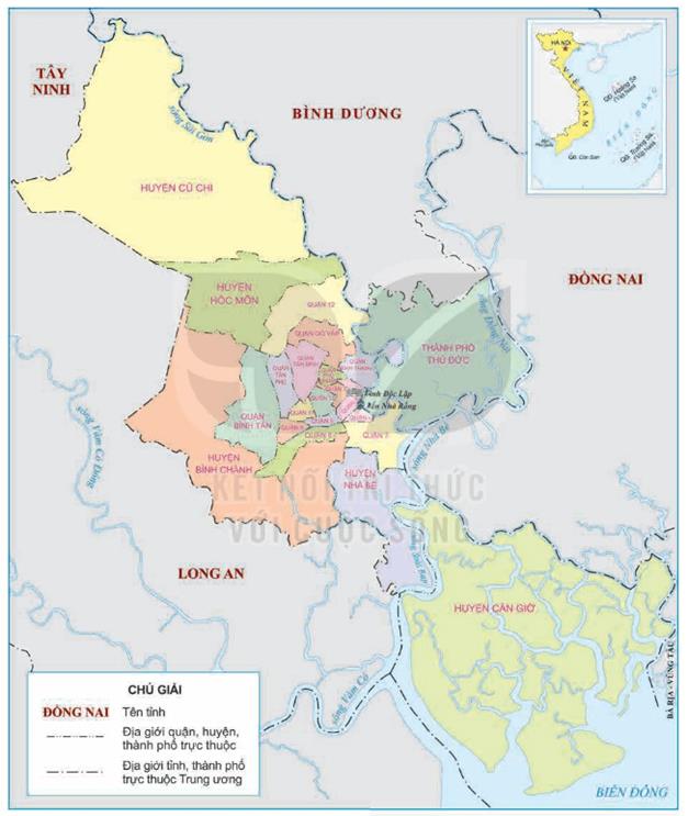 KHỞI ĐỘNGCâu hỏi: Quan sát hình dưới đây và chia sẻ những hiểu biết của em về thành phố mang tên Bác.Giải chi tiết:Thành phố Hồ Chí Minh là đô thị lớn nhất nước ta, nằm ở phía Đông Nam Bộ.Đây còn là trung tâm kinh tế, chính trị, văn hóa và giáo dục tại Việt Nam. Thành phố Hồ Chí Minh là thành phố trực thuộc trung ương thuộc loại đô thị đặc biệt của Việt Nam cùng với thủ đô Hà Nội.KHÁM PHÁ1. VỊ TRÍ ĐỊA LÍ, TÊN GỌICâu 1: Quan sát hình 2, em hãy xác định trên lược đồ vị trí địa lí của Thành phố Hồ Chí Minh. Thành phố tiếp giáp với các tỉnh nào?Giải chi tiết:- Thành phố nằm ở Đông Nam Bộ với Phía Bắc giáp tỉnh Bình Dương, Tây Bắc giáp tỉnh Tây Ninh, Đông và Đông Bắc giáp tỉnh Đồng Nai, Đông Nam giáp tỉnh Bà Rịa -Vũng Tàu, Tây và Tây Nam giáp tỉnh Long An và Tiền Giang.Câu 2: Kể tên một số tên gọi khác của Thành phố Hồ Chí Minh.Giải chi tiết:Một số tên gọi khác: Sài Gòn2. MỘT SỐ SỰ KIỆN TIÊU BIỂUCâu hỏi: Đọc thông tin và quan sát hình 3,4, em hãy:- Nêu một số sự kiện lịch sử tiêu biểu đã diễn ra tại Thành phố Hồ Chí Minh.- Kể lại một câu chuyện lịch sử được giới thiệu trong bài học.Giải chi tiết:- Một số sự kiện lịch sử tiêu biểu: Nguyễn Tất Thành ra đi tìm đường cứu nước(1911), chiến dịch Hồ Chí Minh(1975).- Câu chuyện lịch sử :Cách đây 110 năm, ngày 5/6/1911, người thanh niên yêu nước Nguyễn Tất Thành với ý chí mãnh liệt, lòng yêu thương dân tộc sâu sắc đã quyết tâm ra đi thực hiện hoài bão giải phóng nước nhà khỏi ách nô lệ của thực dân, đế quốc.Sự thất bại của các phong trào yêu nước Việt Nam nổ ra từ cuối thế kỷ XIX, đầu thế kỷ XX đã làm cho cách mạng Việt Nam khủng hoảng về con đường giải phóng dân tộc. Người thanh niên yêu nước Nguyễn Tất Thành đã sớm nhận thấy con đường do những người đi trước mở ra sẽ không giải phóng được dân tộc. Việc không lặp lại thất bại của những người đi trước là một điều khó khăn nhưng tìm ra một con đường mới phù hợp với quy luật phát triển của lịch sử để dân tộc giành được độc lập, tự do là một điều còn khó khăn hơn nhiều lần.Ngày 5/6/1911, trên con tàu Amiral Latouche Tréville, từ cảng Sài Gòn, Nguyễn Tất Thành đã rời Tổ quốc, bắt đầu cuộc hành trình 30 năm tìm con đường giải phóng dân tộc, giải phóng đất nước. Vào thời điểm đó, không ai biết rằng vận mệnh của dân tộc Việt Nam đã gắn liền với quyết định ra đi của một con người mà lịch sử đã chứng tỏ là sáng suốt, phi thường ấy. Với một sự nhạy cảm đặc biệt, Nguyễn Tất Thành không đi sang nước Nhật, không tìm về châu Á mà Người sang nước Pháp, đến tận nơi nước đang cai trị mình, đến tận châu Âu, nơi đang có sự phát triển vượt bậc về kinh tế, về văn hóa, về chính trị để tìm hiểu xem người ta làm như thế nào rồi trở về cứu giúp đồng bào. Bác ra đi, hành trang chỉ là lòng yêu nước, thương dân sâu sắc, quyết tâm tìm con đường cứu nước, cứu dân.Sau thời gian ở Pháp, Nguyễn Tất Thành tiếp tục cuộc hành trình đi qua nhiều châu lục khác. Suốt chặng đường bôn ba, cuộc sống đầy gian khổ nhưng không làm Người chùn bước, trái lại, càng tôi luyện, hun đúc lòng yêu nước nồng nàn với mục tiêu giải phóng dân tộc kiên định. Người tranh thủ mọi thời cơ để học hỏi, nghiên cứu các học thuyết cách mạng, hòa mình vào thực tiễn đấu tranh của giai cấp công nhân và nhân dân lao động ở các nước tư bản và thuộc địa. Chính chủ nghĩa yêu nước cùng với những năm tháng tìm tòi không mệt mỏi về lý luận và hoạt động trong phong trào công nhân quốc tế, người thanh niên Việt Nam Nguyễn Tất Thành bất chấp mọi hiểm nguy, đến với chủ nghĩa Mác-Lênin, trở thành nhà hoạt động quốc tế xuất sắc Nguyễn Ái Quốc.3. TRUNG TÂM KINH TẾ, VĂN HÓA, GIÁO DỤCCâu hỏi: Đọc thông tin và quan sát các hình từ 5 đến 9, hãy nêu những biểu hiện chứng tỏ Thành phố Hồ Chí Minh là trung tâm kinh tế, chính trị, văn hóa và giáo dục quan trọng của đất nước.Giải chi tiết:+ Về kinh tế: là trung tâm kinh tế hàng đầu cả nước nơi tập trung nhiều khu công nghệ cao, nhiều ngân hàng, trung tâm tài chính lớn.+ Về văn hóa- giáo dục: tập trung nhiều trường đại học, viện nghiên cứu,..+ Về lịch sử: Tập trung nhiều di tích lịch sử, văn hóa, bảo tàng, các khu vui trơi , giải trí lớn,..LUYỆN TẬPCâu 1: Lập và hoàn thiện bảng( theo gợi ý dưới dây) về những biểu hiện chứng tỏ Thành phố Hồ Chí Minh là một trung tâm kinh tế, văn hóa, giáo dục của đất nước.Giải chi tiết:STTLĩnh vựcBiểu hiện1Kinh tếtập trung nhiều khu công nghiệp, khu công nghệ, ngân hàng,..2Văn hoánhiều di tích lịch sử, bảo tàng lớn,..3Giáo dụcnhiều trường đại học, viên nghiên cứu,..Câu 2: Hãy vẽ trục thời gian thể hiện một số sự kiện lịch sử tiêu biểu ở Sài Gòn- Thành phố Hồ Chí Minh được giới thiệu trong bài.Giải chi tiết:VẬN DỤNG