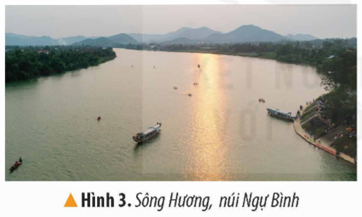 KHỞI ĐỘNGCâu hỏi: Quần thể di tích Cố đô Huế là di sản văn hoá thế giới đầu tiên của Việt Nam được UNESCO ghi danh. Hãy chia sẻ những điều em biết về di sản này.Giải chi tiết:Quần thể di tích Cố đô Huế hay Quần thể kiến trúc cố đô Huế là những di tích lịch sử - văn hóa do triều Nguyễn chủ trương xây dựng trong khoảng thời gian từ đầu thế kỷ XIX đến nửa đầu thế kỷ XX trên địa bàn kinh đô Huế xưa; nay thuộc phạm vi thành phố Huế và một vài vùng phụ cận thuộc tỉnh Thừa Thiên Huế, Việt Nam.KHÁM PHÁ1. VẺ ĐẸP CỦA CỐ ĐÔ HUẾCâu 1: Quan sát lược đồ hình 2, em hãy xác định vị trí địa lí của Cố đô Huế.Giải chi tiết:Cố đô Huế thuộc địa phận thành phố Huế và một vài vùng phụ cận thuộc tỉnh Thừa Thiên Huế.Câu 2: Đọc thông tin và quan sát các hình từ 3 đến 5, em hãy mô tả vẻ đẹp của Cố đô Huế.   Giải chi tiết:Cảnh quan thiên nhiên Cố đô Huế được tô điểm bởi vẻ đẹp của dùng sông Hương uốn lượn quanh kinh thành, Núi Ngự Bình cạnh dòng sông mang vẻ đẹp hùng vĩ nên thơ với bốn mùa thông reo, chim hót.2. KỂ CHUYỆN LỊCH SỬ CỐ ĐÔ HUẾCâu 1: Đọc thông tin, hãy cho biết Kinh thành Huế được xây dựng vào triều đại nào?Giải chi tiết:Kinh thành Huế được xây dựng từ đời nhà Nguyễn, nơi đây gắn liền với nhiều sự kiện lịch sử của dân tộcCâu 2: Hãy kể một câu chuyện lịch sử có liên quan đến Cố đô Huế mà em yêu thích. Giải chi tiết:Câu chuyện lịch sử:Đêm mồng 4 rạng sáng 5 - 7 - 1885, Tôn Thất Thuyết tổ chức cuộc phản công quân Pháp tại kinh thành Huế. Quân Pháp ban đầu bị bất ngờ nhưng sau đó với sức mạnh từ vũ khí và lực lượng, cuộc phản công của Tôn Thất Thuyết bị thất bại, ông phải đưa vua Hàm Nghi ra Tân Sở (Quảng Trị). Tại đây, ông nhân danh vua Hàm Nghi ra “Dụ Cần vương” - kêu gọi người dân đứng lên giúp vua, cứu nước. Đây là sự mở đầu cho phong trào Cần vương, thể hiện rõ ý chí, tỉnh thần yêu nước, chiến đấu đến cùng vì độc lập, tự do của dân tộc Việt Nam.3. BẢO TỒN VÀ GIỮ GÌN GIÁ TRỊ CỐ ĐÔ HUẾCâu hỏi: Đọc thông tin và quan sát hình 7, em hãy cho biết cần làm gì để bảo tồn và giữ gìn giá trị của Cố đô Huế?Giải chi tiết:Với mục tiêu bảo tồn, giữ gìn và phát huy giá trị cuả Cố đô Huế, nhiều hoạt động tu bổ, phục dựng các di tích, cũng như tuyên truyền về những giá trị văn hóa tốt đẹp được tiến hành thường xuyên.LUYỆN TẬPCâu 1: Vì sao Cố đô Huế là nơi thu hút nhiều khách du lịch?Giải chi tiết:Cố đô Huế là nơi thu hút nhiều khách du lịch bởi vì:+ Có rất nhiều địa điểm thăm quan du lịch+ Chứa đựng nhiều văn hóa, lịch sử khác nhau+ Con người nơi đây thân thiện và đậm đà bản sắc văn hóa dân tộc vùng miền+ Có nhiều đồ ăn ngon, hấp dẫn du khách+ Giá cả phải chăngCâu 2: Hoàn thiện những nội dung (theo gợi ý dưới đây) vào vở những việc nên làm hoặc không nên làm để bảo tồn và phát huy giá trị của Cố đô HuếGiải chi tiết:- Nên làm:+ Thực hiện nội quy khi tham quan + Tuyên truyền, phát huy vẻ đẹp Cố đô Huế+ Có ý thức giữ trật tự nơi đông người- Không nên làm:+ Vứt rác bừa bãi+ Không chen lấn, xô đẩy nhau+ Nói tục, chửi bậy+ Ăn mặc hở hang quá mứcVẬN DỤNG