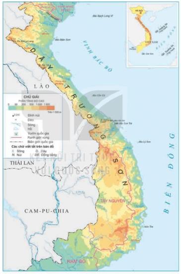KHỞI ĐỘNGCâu hỏi: Trường Sơn là dãy núi dài nhất Việt Nam nơi có con đường Trường Sơn huyền thoại trong cuộc kháng chiến chống Mỹ, cứu nước của dân tộc ta và đã đi vào thơ ca, âm nhạc như một niềm tự hào dân tộc.Em hãy trình bày một câu thơ, câu hát về dãy Trường Sơn mà em biết.Giải chi tiết:“Ðông sang Tây không phải đường thưÐường chuyển đạn và đường chuyển gạoÐông Trường Sơn cô gái ba sẵn sàng xanh áoTây Trường Sơn bộ đội áo màu xanh”(Trường Sơn Đông Trường Sơn Tây - Phạm Tiến Duật)KHÁM PHÁ1. VỊ TRÍ ĐỊA LÍCâu hỏi: Đọc thông tin và quan sát hình 2, em hãy:- Xác định vị trí của vùng Duyên hải miền Trung trên lược đồ.- Đọc tên các vùng, quốc gia, tiếp giáp với với vùng Duyên hải miền Trung.Giải chi tiết:- Duyên hải miền Trung là dải đất hẹp ngang, kéo dài từ tinht Thanh Hóa đến Bình Thuận.- Các vùng, quốc gia tiếp giá duyên hải Miền Trung: + Phía đông tiếp giáp với Biển Đông+ Phía tây tiếp giáp với Lào và vùng Tây Nguyên+ Phía bắc giáp với vùng Đồng bằng Bắc Bộ, vùng Trung du và miền núi Bắc Bộ+ Phía nam giáp vùng Nam Bộ2. ĐẶC ĐIỂM THIÊN NHIÊNa) Địa hình Câu hỏi: Đọc thông tin và quan sát hình 2, em hãy:-Xác định trên lược đồ: dãy núi Trường Sơn, dãy núi Bạch Mã, đèo Hải Vân, Vườn quốc gia Phong Nha - Kẻ Bàng, quần đảo Hoàng Sa và quần đảo Trường.-Nêu đặc điểm của Đồng bằng ở vùng Duyên hải miền Trung.Giải chi tiết:Xác định trên lược đồ: + Dãy núi Trường Sơn: Chạy dọc theo sườn duyên dải miền Trung.+ Dãy núi Bạch Mã: là một dãy núi tạo thành ranh giới tự nhiên giữa tỉnh Thừa Thiên Huế và thành phố Đà Nẵng.+ Đèo Hải Vân: Đèo Ngang nằm giữa tỉnh Hà Tĩnh và Quảng Bình.+ Vườn Quốc gia : Vườn Quốc gia Phong Nha - Kẻ Bàng nằm ở phần Bắc dãy núi Trường Sơn thuộc địa phận huyện Bố Trạch, tỉnh Quảng Bình.+ Quần đảo Hoàng Sa: Quần đảo Hoàng Sa của Việt Nam nằm ở khu vực Bắc Biển Đông, cách đảo Lý Sơn (Quảng Ngãi) khoảng 120 hải lý+ Quần đảo Trường Sa: Quần đảo Trường Sa nằm cách quần đảo Hoàng Sa khoảng 200 hải lý về phía Nam, bao gồm hơn 100 đảo, đá, bãi ngầm, bãi san hô, nằm rải rác trong phạm vi biển, Đảo gần đất liền nhất là đảo Trường Sa cách vịnh Cam Ranh (Khánh Hòa) khoảng 250 hải lý, - Địa hình vùng duyên hải miền Trung có sự khác biệt từ tây sang đông, phía tay là địa hình nhiều đồi núi, phí đông là dải đồng bằng nhỏ hẹp.b) Khí hậuCâu hỏi: Đọc thông tin, em hãy cho biết những đặc điểm chính về khí hậu của vùng duyên hải miền TrungGiải chi tiết:Đặc điểm của khí hậu vùng đồng bằng duyên hải miền Trung là mùa hạ thường khô nóng và bị hạn hán. Cuối năm thường có mưa lớn và bão dễ gây ngập lụt. Khu vực phía Bắc dãy núi Bạch Mã có mùa đông lạnh.c) Sông ngòi Câu hỏi: Đọc thông tin và quan sát hình 2, em hãy:- Kể tên và chỉ trên lược đồ một số sông ở vùng Duyên hải miền Trung.- Nêu những đặc điểm chính của sông ngòi ở vùng Duyên hai miền Trung.Giải chi tiết:Sông Gianh ở Quảng Bình, sông Thạch Hãn ở Quảng Trị, sông Hương ở Thừa Thiên- Huế, sông Vu Gia ở Đà Nẵng, sông Thu Bồn ở Quảng Nam, sông Trà Khúc ở Quảng Ngãi.Vùng Duyên hải miền Trung có nhiều sông, nhưng phần lớn là sông ngắn và dốc.3. TÁC ĐỘNG CỦA MÔI TRƯỜNG THIÊN NHIÊN ĐỐI VỚI SẢN XUẤT VÀ ĐỜI SỐNGCâu hỏi: Đọc thông tin và quan sát các hình từ 4 đến 7, em hãy:- Nêu tác động tích cực và tiêu cực cửa môi trương thiên nhiên đến đời sống và sản xuất của người dân vùng Duyên hải miền Trung.- Đề xuất một số biện pháp phòng chống thiên tai ở vùng Duyên hải miền Trung.Giải chi tiết:- Tích cực: vùng biển rộng, là điều kiện thuận lợi để đánh bắt cá, nuôi hải sản, giao thông đường biển, du lịch, sản xuất muối,.- Tiêu cực: Mùa khô thường hạn hán kéo dài, nhiều nơi thiếu nước sinh hoạt, hiên tượng cát bay - Để phòng chống thiên tai cần:+ Đẩy mạnh trồng và bảo vệ rừng+ Xây dựng thủy lợi,..LUYỆN TẬPCâu hỏi: Chọn ý ở cột A sao cho phù hợp với ý ở cột B và ghi kết quả vào vởGiải chi tiết:1- b2- c3- d4- aVẬN DỤNG