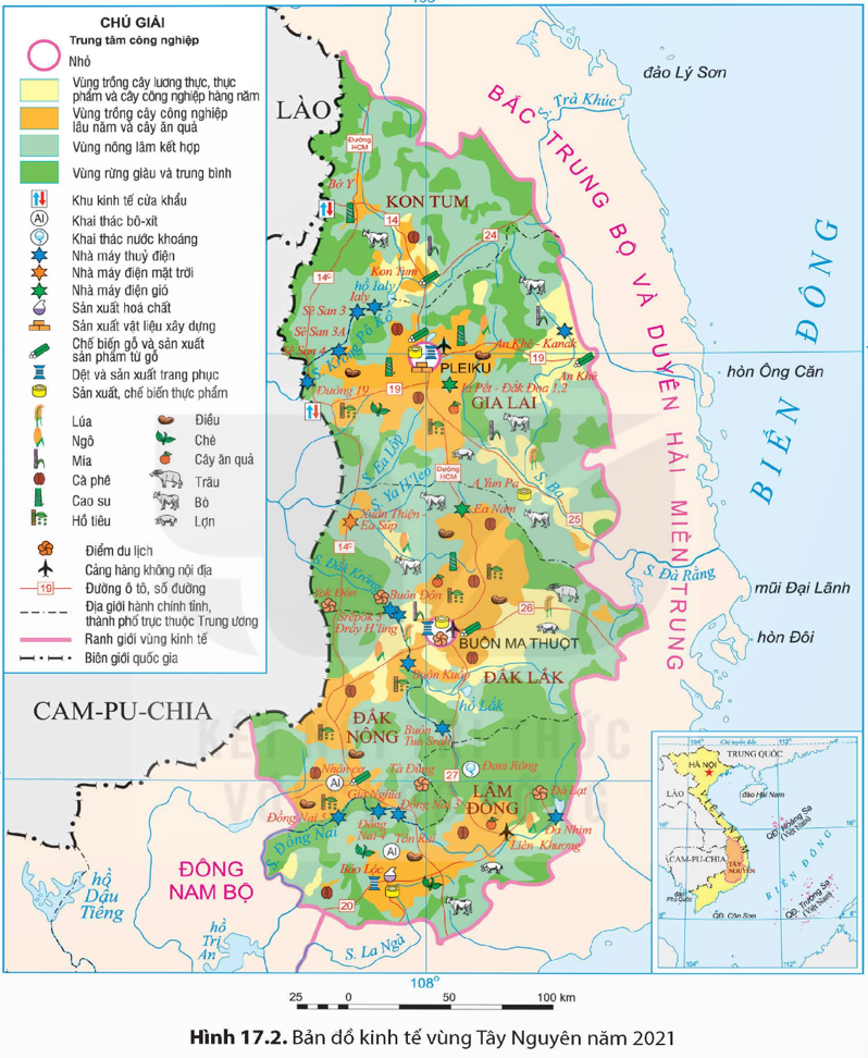 MỞ ĐẦUTây Nguyên có vị trí địa lí quan trọng về quốc phòng an ninh và có nhiều tiềm năng để phát triển kinh tế. Tây Nguyên có nhiều dân tộc cùng chung sống với bản sắc văn hoá đa dạng, đặc sắc. Điều kiện tự nhiên và tài nguyên thiên nhiên của vùng Tây Nguyên có những thế mạnh và hạn chế gì? Ngành kinh tế nào là ngành thế mạnh của vùng?Giải chi tiết:- Thế mạnh của điều kiện tự nhiên và tài nguyên thiên nhiên vùng Tây Nguyên:+ Địa hình và đất: Cao nguyên xếp tầng rộng lớn, khá bằng phẳng với đất badan màu mỡ thuận lợi cho việc hình thành các vùng chuyên canh cây công nghiệp + Khí hậu: cận xích đạo, nóng quanh năm giúp phát triển các loại cây công nghiệp + Sông ngòi: Là khu vực thượng nguồn của nhiều hệ thống sông nên có tiềm năng thủy điện lớn + Rừng: gần 3 triệu ha giúp phát triển lâm nghiệp+ Khoáng sản: Bô xít có trữ lượng lớn giúp phát triển công nghiệp- Hạn chế của điều kiện tự nhiên và tài nguyên thiên nhiên vùng Tây Nguyên:+ Mùa khô kéo dài, dẫn tới nguy cơ thiếu nước và cháy rừng nghiêm trọng+ Nạn chặt phá rừng quá mức, nạn săn bắt động vật hoang dã- Ngành kinh tế thế mạnh của vùng là: kinh tế rừng, chế biến nông lâm sản, khai thác và chế biến khoáng sản 1. VỊ TRÍ ĐỊA LÍ VÀ PHẠM VI LÃNH THỔCâu hỏi: Dựa vào thông tin mục 1 và hình 17.1, hãy trình bày đặc điểm vị trí địa lí và phạm vi lãnh thổ của vùng Tây NguyênGiải chi tiết:- Vùng Tây Nguyên có tổng diện tích hơn 54 nghìn km, chiếm 16,5% diện tích cả nước- Vùng Tây Nguyên giáp với Bắc Trung Bộ và Duyên hải miền Trung, Đông Nam Bộ và hai nước Lào và Cam-pu-chia; có vị trí chiến lược quan trọng về kinh tế, chính trị, quốc phòng an ninh- Vùng có nhiều thuận lợi trong giao thương với các vùng trong nước và đóng vai trò quan trọng trong kết nối với các nước Đông Nam Á lục địa 2. ĐIỀU KIỆN TỰ NHIÊN VÀ TÀI NGUYÊN THIÊN NHIÊNCâu hỏi: Dựa vào hình 17.1 và thông tin mục 2, hãy trình bày thế mạnh và hạn chế về điều kiện tự nhiên và tài nguyên thiên nhiên của vùng Tây Nguyên.Giải chi tiết:a. Thế mạnh về điều kiện tự nhiên và tài nguyên thiên nhiên ở Tây Nguyên- Địa hình, đất:+ Có địa hình chủ yếu là các cao nguyên có độ cao khác nhau + Cao nguyên có địa hình bề mặt xếp tầng, tương đối bằng phẳng, đất badan màu mỡ thuận lợi cho quy hoạch các vùng chuyên canh cây công nghiệp và cây ăn quả, phát triển lâm nghiệp+ Có khối núi Kon Tum và khối núi cực Nam Trung Bộ, đất feralit đỏ vàng là chủ yếu, thuận lợi trồng dược liệu- Khí hậu: + Tính chất cận xích đạo, phân hoá rõ rệt thành mùa mưa và mùa khô+ Khí hậu thuận lợi cho cây trồng nhiệt đới phát triển, mua khô thuận lợi cho phơi, sấy nông sản+ Một số khu vực khí hậu mát mẻ, có thể trồng cây cận nhiệt và phát triển du lịch- Nguồn nước: + Tây Nguyên là nơi bắt nguồn của nhiều con sông+ Sông chảy qua các bậc địa hình tạo tiềm năng thuỷ điện lớn+ Các hồ tự nhiên và nhân tạo có khả năng tích trữ nước, điều tiết dòng chảy, cung cấp nước vào mùa khô+ Nguồn nước ngầm khá phong phú, đóng vai trò quan trọng đối với sinh hoạt và sản xuất, nhất là trong mùa khô- Sinh vật: + Tài nguyên rừng phong phú, trữ lượng lớn, tính đa dạng sinh học cao+ Có nhiều loại gỗ quý và hệ động vật hoang dã phong phú với nhiều loài quý hiếm có ý nghĩa lớn về mặt khoa học và kinh tế.- Khoáng sản quan trọng nhất của vùng là bộ-xít với trữ lượng lớn nhất cả nước - Cảnh quan thiên nhiên độc đáo, hùng vĩ kết hợp với các khu bảo tồn, vườn quốc gia đem lại thế mạnh để phát triển du lịch sinh tháib. Hạn chế về điều kiện tự nhiên và tài nguyên thiên nhiên ở Duyên hải Nam Trung Bộ:- Mùa khô kéo dài dẫn tới nguy cơ thiếu nước sản xuất, sinh hoạt và cháy rừng- Nước ngầm nằm sâu và có sự suy giảm về trữ lượng gây khó khăn cho khai thác- Đất đang bị suy thoái ảnh hưởng đến năng suất, chất lượng cây trồng 3. DÂN CƯ, VĂN HOÁCâu hỏi: Dựa vào thông tin mục 3, hãy :- Nhận xét đặc điểm dân cư ở Tây Nguyên.- Trình bày đặc điểm văn hoá nổi bật của các dân tộc Tây Nguyên.Giải chi tiết:- Đặc điểm dân cư ở Tây Nguyên:+ Năm 2021, số dân của vùng khoảng 6 triệu người, tỉ lệ tăng dân số tự nhiên là 1,25% cao hơn mức trung bình cả nước+ Là vùng thưa dân nhất nước ta, dân cư trong vùng chủ yếu sống ở nông thôn + Là địa bàn có nhiều thành phần dân tộc nhất nước ta, gồm các dân tộc: Ê-đê, Ba na, Gia-rai, Cơ-họ, Kinh, HMông,...- Đặc điểm văn hoá nổi bật của các dân tộc Tây Nguyên:+ Là một trong những vùng có văn hoá đa dạng, độc đáo của nước ta+ Có nhiều di sản vật thể, phi vật thể, điển hình là Không gian văn hoá Cồng chiêng Tây Nguyên, các lễ hội truyền thống như: Đua Voi, Cơm Mới,...+ Kiến trúc đặc trưng là nhà Rông, nhà Dài, là nơi sinh hoạt tín ngưỡng, diễn ra các lễ hội và lưu giữ những giá trị văn hoá truyền thống tốt đẹp+ Có nhiều loại nhạc cụ độc đáo như cồng, chiêng, đàn đá, đàn t rưng, tù và,...+ Văn hoá Tây Nguyên ngày càng đa dạng do vừa tiếp thu các yếu tố văn hoá mới vừa bảo tồn, phát huy các giá trị văn hoá truyền thống tốt đẹp 4. CÁC NGÀNH KINH TẾ THẾ MẠNHCâu hỏi: Dựa vào thông tin mục a và hình 17.2, hãy:- Trình bày sự phát triển và phân bố của ngành trồng cây công nghiệp lâu năm ở Tây Nguyên- Trình bày sự phát triển và phân bố của ngành trồng cây ăn quả ở Tây Nguyên.Giải chi tiết:- Sự phát triển và phân bố của ngành trồng cây công nghiệp lâu năm:+ Là vùng chuyên canh cây công nghiệp lâu năm lớn của cả nước+ Năm 2021, diện tích cây công nghiệp lâu năm của Tây Nguyên chiếm hơn 40% tổng diện tích cây công nghiệp lâu năm của cả nước.+ Các cây công nghiệp lâu năm chính của vùng là cà phê, hồ tiêu, điều, cao su+ Cà phê là cây trồng chủ lực trong đó cà phê đứng đầu cả nước về diện tích và sản lượng, được trồng nhiều ở Đắk Lắk, Đắk Nông và Gia Lai. Cao su và điều có diện tích và sản lượng đứng thứ hai cả nước, được trồng nhiều nhất ở Gia Lai, điều trồng nhiều nhất ở Đắk Lắk- Sự phát triển và phân bố của ngành trồng cây ăn quả:+ Là vùng trồng cây ăn quả lớn, các loại cây tiêu biểu là: sầu riêng, bơ, chôm chôm, mít,... phục vụ nhu cầu trong nước và xuất khẩu+ Cây ăn quả được trồng chủ yếu tại: Buôn Ma Thuật, Lâm Đồng, Pleiku,... Câu hỏi: Dựa vào thông tin mục b và hình 17.2, hãy trình bày sự phát triển và phân bố của ngành lâm nghiệp ở Tây NguyênGiải chi tiết:- Tây Nguyên có điều kiện thuận lợi để phát triển lâm nghiệp- Vùng chủ yếu là hoạt động khai thác gỗ, trồng rừng đang được đẩy mạnh, sản lượng gỗ khai thác tăng lên hằng năm, gỗ được khai thác phục vụ cho xuất khẩu là chủ yếu- Các lâm sản khác như măng, dược liệu,... cũng được khai thác nhiều để góp phần tạo thêm sinh kế cho người dân vùng rừng- Đắk Lắk là tỉnh khai thác nhiều gỗ nhất vùng, chiếm 50,3% sản lượng gỗ toàn vùng. Diện tích rừng trồng mới nhiều nhất tại Gia Lai chiếm 42,1% diện tích rừng trồng mới toàn vùng Câu hỏi: Dựa vào thông tin mục c và hình 17.2, hãy trình bày sự phát triển và phân bố của ngành sản xuất điện ở Tây Nguyên.Giải chi tiết:- Tây Nguyên có nhiều tiềm năng để phát triển công nghiệp sản xuất điện- Ngành sản xuất điện có vai trò quan trọng đối với phát triển kinh tế của vùng. Sản lượng điện sản xuất năm 2021 của Tây Nguyên chiếm 10,3% tổng sản lượng điện cả nước- Cơ cấu ngành sản xuất điện đa dạng, có cả thuỷ điện, điện gió, điện mặt trời:+ Hệ thống sông Sê San có nhà máy thuỷ điện laly, Sê San 3, Sê San 4,..; hệ thống sông Srêpôk có nhà máy thuỷ điện Srêpôk 3, Buôn Kuốp,..; hệ thống sông Đồng Nai có các nhà máy thuỷ điện Đồng Nai 3, Đồng Nai 4,... + Các nhà máy điện gió lớn là Ea Nam, Ia Pết – Đắk Đoa 1, 2,... + Điện mặt trời có ở các tỉnh Đắk Lắk, Đắk Nông, Gia Lai Câu hỏi: Dựa vào thông tin mục d và hình 17.2, hãy trình bày sự phát triển và phân bố của ngành du lịch ở Tây Nguyên.Giải chi tiết:- Du lịch là ngành thế mạnh của vùng Tây Nguyên và ngày càng phát triển bởi lợi thế về cảnh quan thiên nhiên, văn hoá đặc sắc- Vùng tập trung phát triển các loại hình du lịch sinh thái, du lịch văn hoá, du lịch cộng đồng, du lịch nghỉ dưỡng.... - Các điểm đến nổi tiếng như: Buôn Đôn, hồ Lắk, Lang Biang, Măng Đen, Tà Đùng,... - Trong vùng đã hình thành các trung tâm du lịch như Đà Lạt, Buôn Ma Thuột,... 5. MỘT SỐ NGÀNH KINH TẾ THẾ MẠNHCâu hỏi: Dựa vào thông tin mục 5, hãy trình bày các vấn đề môi trường trong phát triển kinh tế – xã hội vùng Tây Nguyên.Giải chi tiết:- Trong quá trình phát triển kinh tế - xã hội, Tây Nguyên đang phải đối mặt với một số vấn đề về môi trường và suy giảm tài nguyên.- Môi trường nước ở một số nơi bị ô nhiễm bởi các hoạt động khai thác khoáng sản, sử dụng hoá chất và phân bón trong trồng trọt, hoạt động chăn nuôi gia súc,... - Nguồn nước đang đứng trước tình trạng cạn kiệt vào mùa khô do hạn hán và khai thác quá mức nước ngầm- Hiện tượng mất rừng và suy thoái rừng, đặc biệt là rừng tự nhiên vẫn đang diễn ra do khai thác gỗ trái phép, chặt phá rừng để phát triển cây công nghiệp. LUYỆN TẬP VÀ VẬN DỤNG