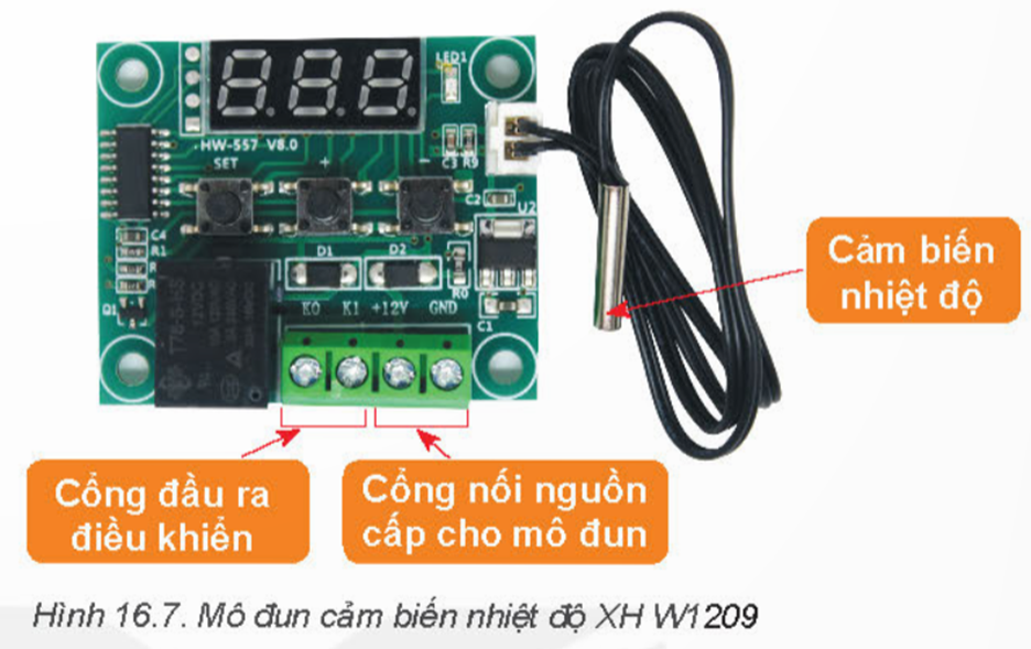 I. SƠ ĐỒ KHỐI MẠCH ĐIỀU KHIỂN SỬ DỤNG MÔ ĐUN CẢM BIẾNKHÁM PHÁ 1: Quan sát Hình 16.2 và cho biết một mạch điều khiển sử dụng mô đun cảm biến có những thành phần chính nào?Giải chi tiết:Một mạch điều khiển sử dụng mô đun cảm biến có những thành phần chính: mô đun cảm biến, đối tượng điều khiển và nguồn điện. II. LẮP RÁP MẠCH ĐIỆN ĐIỀU KHIỂN SỬ DỤNG MÔ ĐUN CẢM BIẾNKHÁM PHÁ 2: Quan sát Hình 16.4 và xác định vị trí cổng đầu vào nguồn cấp và cổng đầu ra điều khiển của mô đun cảm biến ánh sáng.Giải chi tiết:- Cổng đầu ra điều khiển:+ Tiếp điểm thường mở (1)+ Đầu nối chung (2)+ Tiếp điểm thường đóng (3)- Cổng nối nguồn cấp cho mô đun:+ Đầu nối GND nối với cực (-) của nguồn.+ Đầu nối VCC để nối với cực (+) của nguồn. KHÁM PHÁ 3: Quan sát Hình 16.6 và nêu tên các thành phần chính của mạch điện điều khiển đèn LED sử dụng mô đun cảm biến ánh sáng?Giải chi tiết:Các thành phần chính:- Nguồn điện: ắc quy- Mô đun cảm biến ánh sáng- Đối tượng điều khiển: đèn led KHÁM PHÁ 4: Quan sát Hình 16.7, xác định vị trí cổng đầu vào nguồn cấp và cổng đầu ra điều khiển của mô đun cảm biến nhiệt độ.Giải chi tiết:- Cổng đầu ra điều khiển:+ Tiếp điểm K0+ Tiếp điểm K1- Cổng nối nguồn cấp cho mô đun:+ Đầu nối GND để nối với cực (- ) của nguồn+ Đầu nối + 12V để nối với cực (+) của nguồn KHÁM PHÁ 5: Quan sát Hình 16.9 và nêu tên các thành phần chính của mạch điện điều khiển quạt điện sử dụng mô đun cảm biến nhiệt độ.Giải chi tiết:- Nguồn điện: ắc quy- Mô đun cảm biến nhiệt độ- Đối tượng điều khiển: quạt KHÁM PHÁ 6: Quan sát Hình 16.10 và xác định vị trí cổng đầu vào nguồn cấp và cổng đầu ra điều khiển mô đun cảm biến độ ẩm.Giải chi tiết:- Cổng đầu ra điều khiển:+ Tiếp điểm thường mở (1)+ Đầu nối chung (2)+ Tiếp điểm thường đóng (3)- Cổng nối nguồn cấp cho mô đun:+ Đầu nối GND nối với cực (-) của nguồn.+ Đầu nối VCC để nối với cực (+) của nguồn. KHÁM PHÁ 7: Quan sát Hình 16.11 và nêu tên các thành phần chính của mạch điện điều khiển máy bơm sử dụng mô đun cảm biến độ ẩm.Giải chi tiết:- Nguồn điện: ắc quy- Mô đun cảm biến độ ẩm- Đối tượn điều khiển: máy bơm VẬN DỤNG