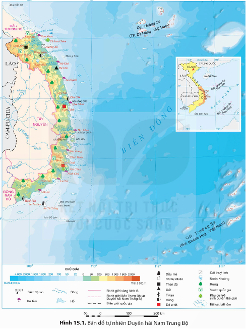 MỞ ĐẦUDuyên hải Nam Trung Bộ là một bộ phận lãnh thổ của vùng Bắc Trung Bộ và Duyên hải miền Trung. Đây là khu vực có nhiều thế mạnh để phát triển kinh tế. Duyên hải Nam Trung Bộ có những chuyển biến như thế nào trong phát triển và phân bố kinh tế? Ngành kinh tế nào được xác định là ngành thế mạnh?Giải chi tiết:- Những chuyển biến trong phát triển và phân bố kinh tế của Duyên hải Nam Trung Bộ:+ Về nông nghiệp: chăn nuôi bò, khai thác, nuôi trồng và chế biến thủy sản là thế mạnh của vùng+ Công nghiệp: giá trị sản xuất còn chiếm tỉ trọng nhỏ so với cả nước nhưng có tốc độ tăng trưởng nhanh và khá cao.+ Du lịch phát triển mạnh- Ngành du lịch, thuỷ sản được xác định là ngành thế mạnh 1. VỊ TRÍ ĐỊA LÍ VÀ PHẠM VI LÃNH THỔCâu hỏi: Dựa vào thông tin mục 1 và hình 15.1, hãy trình bày đặc điểm vị trí địa lí và phạm vi lãnh thổ của Duyên hải Nam Trung Bộ.Giải chi tiết:- Diện tích của Duyên hải Nam Trung Bộ gần 45 nghìn km, chiếm 13,5% diện tích cả nước. - Lãnh thổ Duyên hải Nam Trung Bộ hẹp ngang theo chiều đông – tây, kéo dài theo chiều bắc – nam, giáp với Đông Nam Bộ, Bắc Trung Bộ, Tây Nguyên và nước láng giềng Lào- Phía đông có vùng biển rộng lớn, với nhiều đảo và quần đảo có ý nghĩa quan trọng về kinh tế và quốc phòng an ninh như quần đảo Hoàng Sa, quần đảo Trường Sa, đảo Lý Sơn, đảo Phú Quý - Duyên hải Nam Trung Bộ là cầu nối giữa các vùng phía bắc với các vùng phía nam, của ngõ ra biển của Tây Nguyên và Lào, gần với các tuyến hàng hải quốc tế nhộn nhịp bậc nhất thế giới, tạo điều kiện thuận lợi trong thu hút đầu tư nước ngoài và phát triển kinh tế theo hướng mở 2. ĐIỀU KIỆN TỰ NHIÊN VÀ TÀI NGUYÊN THIÊN NHIÊNCâu hỏi: Dựa vào thông tin mục 2 và hình 15.1, hãy phân tích thế mạnh và hạn chế chính về điều kiện tự nhiên và tài nguyên thiên nhiên ở Duyên hải Nam Trung Bộ.Giải chi tiết:a. Thế mạnh về điều kiện tự nhiên và tài nguyên thiên nhiên ở Duyên hải Nam Trung Bộ.- Địa hình, đất:+ Phía tây địa hình chủ yếu là đồi núi với đất feralit thích hợp cho trồng rừng và phát triển kinh tế dưới tán rừng+ Phía đông là dải đồng bằng hẹp, bị chia cắt bởi các dãy núi đâm ngang ra biển, có nhiều cồn cát,... với đất phù sa và đất cát pha, thích hợp để trồng cây lương thực, cây công nghiệp hàng năm - Khí hậu: tính chất cận xích đạo gió mùa, nhiệt độ trung bình năm trên 25°C, số giờ nắng trên 2500 giờ, đem đến tiềm năng phát triển năng lượng tái tạo- Nguồn nước: + Có nhiều sông, chủ yếu là sông ngắn và dốc. Sông có giá trị về thuỷ điện và cung cấp nước cho sản xuất và sinh hoạt+ Hệ thống hồ chứa nước đóng vai trò vô cùng quan trọng- Sinh vật: + Chủ yếu là rừng nhiệt đới+ Tài nguyên sinh vật phong phú, nhiều loài có giá trị kinh tế như cây dược liệu, gỗ,... + Tài nguyên rừng là cơ sở để phát triển lâm nghiệp, du lịch sinh thái...- Khoáng sản là cơ sở để phát triển ngành công nghiệp khai khoáng- Biển, đảo: + Vùng biển rộng, trong vùng biển có nhiều bãi tôm, bãi cá với trữ lượng lớn+ Đường bờ biển dài, khúc khuỷu, có nhiều đảo, bán, vũng vịnh kín, bãi tắm đẹp thuận lợi cho phát triển tổng hợp kinh tế biểnb. Hạn chế về điều kiện tự nhiên và tài nguyên thiên nhiên ở Duyên hải Nam Trung Bộ:- Địa hình chia cắt, gây trở ngại cho giao thông và khó khăn để phát triển các vùng chuyên canh quy mô lớn.- Thường xuyên chịu tác động của bão, hạn hán và sa mạc hoá, biến đổi khí hậu, gây thiệt hại tới hoạt động sản xuất và đời sống của người dân 3. PHÂN BỐ DÂN CƯ, DÂN TỘCCâu hỏi: Dựa vào thông tin mục 3, hãy trình bày sự phân bố dân cư, dân tộc ở Duyên hải Nam Trung BộGiải chi tiết:- Phân bố dân cư:+ Có sự chênh lệch giữa khu vực đồi núi phía tây và khu vực đồng bằng ven biển+ Khu vực đồng bằng ven biển có điều kiện tự nhiên, kinh tế thuận lợi nên dân cư tập trung đông đúc, hình thành một dải đô thị ven biển + Khu vực đồi núi phía tây có địa hình đồi núi chia cắt, điều kiện phát triển kinh tế khó khăn hơn nên dân cư thưa thớt- Duyên hải Nam Trung Bộ là địa bàn cư trú của nhiều dân tộc: Kinh, Chăm, Cơ-tu, Hrê, Cơ-ho,...+ Các dân tộc ở Duyên hải Nam Trung Bộ phân bố đan xen, cùng sinh sống+ Người Kinh phân bố rộng khắp, tập trung ở đồng bằng ven biển. Người Chăm sinh sống nhiều ở đồng bằng ven biển hai tỉnh Ninh Thuận, Bình Thuận. Các dân tộc thiểu số khác chủ yếu ở vùng đồi núi phía tây 4. NHỮNG CHUYỂN BIẾN TRONG PHÁT TRIỂN VÀ PHÂN BỐ KINH TẾCâu hỏi: Dựa vào thông tin mục 4, hãy phân tích những chuyển biến trong sự phát triển và phân bố kinh tế của Duyên hải Nam Trung BộGiải chi tiết:- Những chuyển biến trong phát triển kinh tế:+ Kinh tế có chuyển biến tích cực nhờ khai thác thế mạnh kinh tế biển, thu hút đầu tư nước ngoài và phát huy sự năng động của dân cư trong nền kinh tế thị trường+ Cơ cấu kinh tế chuyển dịch theo hướng tăng tỉ trọng ngành công nghiệp và xây dựng; giảm tỉ trọng ngành nông nghiệp, lâm nghiệp và thuỷ sản; dịch vụ chiếm tỉ trọng cao+ Các ngành có giá trị gia tăng và hàm lượng công nghệ cao như sản xuất sản phẩm dầu mỏ tinh chế, sản xuất kim loại, cơ khí chế tạo, năng lượng tái tạo, logistics và du lịch,... được chú trọng phát triển- Những chuyển biến trong phân bố kinh tế:+ Phân bố ngành kinh tế có sự thay đổi lớn: Khu vực đồng bằng ven biển phía đông đã đẩy mạnh phát triển tổng hợp kinh tế biển, công nghiệp, dịch vụ; hình thành nhiều khu kinh tế ven biển tạo động lực phát triển kinh tế + Hình thành dải khu công nghiệp ven biển kéo dài từ Đà Nẵng đến Bình Thuận, gắn với hệ thống cảng hàng không và các cảng biển + Khu vực phía tây phát triển sản xuất nông lâm kết hợp, du lịch sinh thái và thuỷ điện 5. MỘT SỐ NGÀNH KINH TẾ THẾ MẠNHCâu hỏi: Dựa vào thông tin mục a và hình 15.2, hãy phân tích sự phát triển của ngành thuỷ sản ở Duyên hải Nam Trung BộGiải chi tiết:- Ngành thuỷ sản đứng thứ hai cả nước sau vùng Đồng bằng sông Cửu Long về tổng sản lượng- Sản lượng thuỷ sản khai thác tăng nhanh, chiếm hơn 90% tổng sản lượng thuỷ sản Duyên hải Nam Trung Bộ, trong đó chủ yếu là khai thác biển- Đẩy mạnh đánh bắt xa bờ, đầu tư tàu đánh bắt công suất lớn, trang thiết bị hiện đại để tàu đi được dài ngày và đảm bảo chất lượng hải sản đánh bắt.  Câu hỏi: Dựa vào thông tin mục b và hình 15.2, hãy phân tích sự phát triển một số ngành công nghiệp thế mạnh của Duyên hải Nam Trung Bộ.Giải chi tiết:- Cơ cấu công nghiệp của Duyên hải Nam Trung Bộ khá đa dạng, một số ngành nổi bật là:+ Sản xuất điện đã tăng trưởng mạnh từ 1,4 – 43,6 tỉ kWh+ Sản xuất sản phẩm dầu mỏ tinh chế đã tăng từ 5,7 – 6,6 triệu tấn+ Sản xuất ô tô tăng trưởng mạnh từ 17 – 82,4 nghìn chiếc  Câu hỏi: Dựa vào thông tin mục c và hình 15.2, hãy phân tích sự phát triển của một số hoạt động dịch vụ thế mạnh của Duyên hải Nam Trung BộGiải chi tiết:- Giao thông vận tải:+ Mạng lưới giao thông được đầu tư nâng cấp, với đầy đủ các loại hình giao thông+ Các tuyến đường bộ huyết mạch có quốc lộ 1, 19, 24, 25, 26, 27, cao tốc Bắc – Nam; đường sắt Thống Nhất+ Các cảng biển quan trọng là Đà Nẵng, Quảng Ngãi, Bình Định, Khánh Hòa+ Hai cảng hàng không quốc tế Đà Nẵng, Cam Ranh đóng vai trò quan trọng trong vận chuyển người, hàng hoá trong nước và quốc tế+ Khối lượng vận chuyển và luân chuyển hàng hóa tăng nhanh. Dịch vụ hậu cần cảng, logistics đang được đẩy mạnh phát triển.- Du lịch:+ Có nhiều thế mạnh để phát triển du lịch+ Các loại hình du lịch phát triển là du lịch biển, du lịch văn hoá, du lịch sinh thái, du lịch nông nghiệp,... + Các sản phẩm du lịch ngày càng có chất lượng; cơ sở lưu trú, cơ sở vui chơi giải trí,... được đầu tư hiện đại+ Các trung tâm du lịch lớn nhất là Đà Nẵng, Nha Trang, Hội An, Quy Nhơn,... hằng năm thu hút hàng chục triệu khách du lịch trong và ngoài nước 6. VÙNG KINH TẾ TRỌNG ĐIỂM MIỀN TRUNGCâu hỏi: Dựa vào thông tin mục 6 và kiến thức của bản thân, hãy trình bày khái quát về Vùng kinh tế trọng điểm miền Trung.Giải chi tiết:- Diện tích của Vùng kinh tế trọng điểm miền Trung khoảng 28 nghìn km, số dân là 6,6 triệu người- Vùng gồm 5 tỉnh, thành phố là Thừa Thiên Huế, Đà Nẵng, Quảng Nam, Quảng Ngãi và Bình Định - Vùng kinh tế trọng điểm miền Trung có thế mạnh phát triển tổng hợp kinh tế biển, bao gồm: kinh tế hàng hải, khai thác dầu thô và khí tự nhiên và các tài nguyên khoáng sản biển khác, nuôi trồng và khai thác hải sản, công nghiệp ven biển, năng lượng tái tạo,... LUYỆN TẬP VÀ VẬN DỤNG