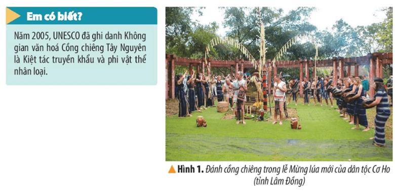 KHỞI ĐỘNGCâu hỏi: Từ bao đời nay, cồng chiêng đã trở thành một phần không thể thiếu trong đời sống tinh thần của đồng bào Tây Nguyên. Em biết dân tộc nào ở Tây Nguyên gắn bó với cồng chiêng? Lễ hội Cồng chiêng Tây Nguyên có điểm gì đặc biệt?Đáp án:- Các dân tộc ở Tây Nguyên gắn bó với cồng chiêng là: Ê Đê, Gia Rai, Ba Na, Mạ, Xơ Đăng, Cơ Ho, Mnông…- Điểm đặc biệt của lễ hội cồng chiêng:+ Được tổ chức luân phiên hằng năm ở các tỉnh thuộc Không gian văn hóa Cồng chiêng Tây Nguyên.+ Trong lễ hội, nghệ nhân của các tỉnh sẽ trình diễn cồng chiêng, biểu diễn không gian văn hóa của tỉnh mình.KHÁM PHÁ1. KHÔNG GIAN VĂN HÓA CỒNG CHIÊNG TÂY NGUYÊNCâu hỏi: Đọc thông tin và quan sát hình 1, em hãy: - Kể tên một số dân tộc là chủ nhân của Không gian văn hóa Cồng chiêng Tây Nguyên.- Cho biết cồng chiêng được sử dụng trong những dịp nào của đồng bào Tây Nguyên?Giải chi tiết:- Không gian văn hóa cồng chiêng trải rộng trên địa bàng 5 tỉnh của Tây Nguyên. Chủ nhân không gian văn hóa này là: Ê Đê, Ba Na, Cơ Ho,..- Cồng chiêng được sử dụng trong những dịp làm nghi lễ, ngày hội và sinh hoạt cộng đồng.2. LỄ HỘI CỒNG CHIÊNG TÂY NGUYÊNCâu hỏi: Đọc thông tin và quan sát hình 2, em hãy môt tả những nét chính về lễ hội Cồng chiêng.Giải chi tiết:Lễ hội được tổ chức luân phiên hằng năm. Các nghệ nhân sẽ trình diễn cồng chiêng, biểu diễn không gian văn hóa của tỉnh mình.Lễ hội Cồng chiêng Tây Nguyên được tổ chức từ tháng 3 đến tháng 12 (dương lịch) hằng năm, luân phiên ở năm tỉnh thuộc Không gian văn hóa Cồng chiêng Tây Nguyên với phần lễ và phần hội.Mở đầu phần lễ, mọi người sẽ cùng nghe lịch sử và một số phong tục văn hoá của người dân nơi đây. Tiếp đó là hoạt động tái hiện lại các nghi lễ truyền thống của các dân tộc Tây Nguyên như: lễ cúng Cơn mưa đầu mùa, lễ Mừng lúa mới, lễ Mừng nhà rộng mới,... của dân tộc Gié Triêng (tỉnh Kon Tum).Đến phần hội, mọi người cùng nhau hòa mình trong các điệu múa và trò chơi dân gian đặc sắc như: hát dân ca, diễn xướng sử thi Tây Nguyên,…LUYỆN TẬPCâu 1: Lập và hoàn thiện bảng hệ thống( theo gọi ý dưới đây) về một số hoạt động chính trong lễ hội Cồng chiêng Tây Nguyên.Giải chi tiết:STTHoạt động chính1Nghệ nhân của các tỉnh sẽ trình diễn cồng chiêng, biểu diễn không gian văn hóa của tỉnh mình.2Phục dựng nhiều lễ hội dân gian đặc sắc gắn với diễn tấu cồng chiêng như: lễ Ăn cơm mới của dân tộc Ê Đê, lễ Sạ lúa của dân tộc Chu Ru…Câu 2: Em ấn tượng với hoạt động nào trong lễ hội Cồng chiêng Tây Nguyên? Vì sao?Giải chi tiết:Em ấn tượng nhất với hoạt động biểu diễn không gian văn hóa của tỉnh mình, lễ cầu an của dân tộc Ba Na vì hoạt động này giúp cho em biết thêm nhiều hơn về không gian văn hóa của các tỉnh thành khác nhau.Lễ hội cầu an là loại hình văn hóa tín ngưỡng độc đáo của tộc người Ba Na ở Tây Nguyên nói chung, vùng Ba Na - Hơ Moong (Kon Tum) nói riêng, thể hiện sự tôn kính của đồng bào đối với các bậc thần linh. Lễ hội có từ xa xưa, truyền lại cho con cháu, bắt nguồn từ truyền thuyết ngày xưa trong làng bị đại dịch, không có thuốc men, dân làng chết nhiều. Người dân đã bắt dê làm vật tế thần, cầu mong thần linh xua đuổi tà ma. Kể từ khi đó hết dịch bệnh, không còn ai chết nữa nên lễ hội được duy trì hàng năm.VẬN DỤNG