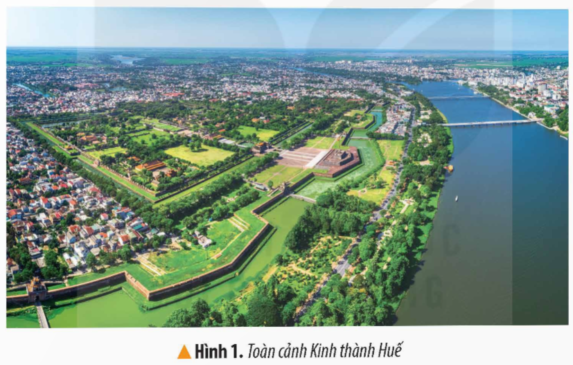 KHỞI ĐỘNGCâu hỏi: Quần thể di tích Cố đô Huế là di sản văn hoá thế giới đầu tiên của Việt Nam được UNESCO ghi danh. Hãy chia sẻ những điều em biết về di sản này.Giải chi tiết:Quần thể di tích Cố đô Huế hay Quần thể kiến trúc cố đô Huế là những di tích lịch sử - văn hóa do triều Nguyễn chủ trương xây dựng trong khoảng thời gian từ đầu thế kỷ XIX đến nửa đầu thế kỷ XX trên địa bàn kinh đô Huế xưa; nay thuộc phạm vi thành phố Huế và một vài vùng phụ cận thuộc tỉnh Thừa Thiên Huế, Việt Nam.KHÁM PHÁ1. VẺ ĐẸP CỦA CỐ ĐÔ HUẾCâu 1: Quan sát lược đồ hình 2, em hãy xác định vị trí địa lí của Cố đô Huế.Giải chi tiết:Cố đô Huế thuộc địa phận thành phố Huế và một vài vùng phụ cận thuộc tỉnh Thừa Thiên Huế.Câu 2: Đọc thông tin và quan sát các hình từ 3 đến 5, em hãy mô tả vẻ đẹp của Cố đô Huế.   Giải chi tiết:Cảnh quan thiên nhiên Cố đô Huế được tô điểm bởi vẻ đẹp của dùng sông Hương uốn lượn quanh kinh thành, Núi Ngự Bình cạnh dòng sông mang vẻ đẹp hùng vĩ nên thơ với bốn mùa thông reo, chim hót.2. KỂ CHUYỆN LỊCH SỬ CỐ ĐÔ HUẾCâu 1: Đọc thông tin, hãy cho biết Kinh thành Huế được xây dựng vào triều đại nào?Giải chi tiết:Kinh thành Huế được xây dựng từ đời nhà Nguyễn, nơi đây gắn liền với nhiều sự kiện lịch sử của dân tộcCâu 2: Hãy kể một câu chuyện lịch sử có liên quan đến Cố đô Huế mà em yêu thích. Giải chi tiết:Câu chuyện lịch sử:Đêm mồng 4 rạng sáng 5 - 7 - 1885, Tôn Thất Thuyết tổ chức cuộc phản công quân Pháp tại kinh thành Huế. Quân Pháp ban đầu bị bất ngờ nhưng sau đó với sức mạnh từ vũ khí và lực lượng, cuộc phản công của Tôn Thất Thuyết bị thất bại, ông phải đưa vua Hàm Nghi ra Tân Sở (Quảng Trị). Tại đây, ông nhân danh vua Hàm Nghi ra “Dụ Cần vương” - kêu gọi người dân đứng lên giúp vua, cứu nước. Đây là sự mở đầu cho phong trào Cần vương, thể hiện rõ ý chí, tỉnh thần yêu nước, chiến đấu đến cùng vì độc lập, tự do của dân tộc Việt Nam.3. BẢO TỒN VÀ GIỮ GÌN GIÁ TRỊ CỐ ĐÔ HUẾCâu hỏi: Đọc thông tin và quan sát hình 7, em hãy cho biết cần làm gì để bảo tồn và giữ gìn giá trị của Cố đô Huế?Giải chi tiết:Với mục tiêu bảo tồn, giữ gìn và phát huy giá trị cuả Cố đô Huế, nhiều hoạt động tu bổ, phục dựng các di tích, cũng như tuyên truyền về những giá trị văn hóa tốt đẹp được tiến hành thường xuyên.LUYỆN TẬPCâu 1: Vì sao Cố đô Huế là nơi thu hút nhiều khách du lịch?Giải chi tiết:Cố đô Huế là nơi thu hút nhiều khách du lịch bởi vì:+ Có rất nhiều địa điểm thăm quan du lịch+ Chứa đựng nhiều văn hóa, lịch sử khác nhau+ Con người nơi đây thân thiện và đậm đà bản sắc văn hóa dân tộc vùng miền+ Có nhiều đồ ăn ngon, hấp dẫn du khách+ Giá cả phải chăngCâu 2: Hoàn thiện những nội dung (theo gợi ý dưới đây) vào vở những việc nên làm hoặc không nên làm để bảo tồn và phát huy giá trị của Cố đô HuếGiải chi tiết:- Nên làm:+ Thực hiện nội quy khi tham quan + Tuyên truyền, phát huy vẻ đẹp Cố đô Huế+ Có ý thức giữ trật tự nơi đông người- Không nên làm:+ Vứt rác bừa bãi+ Không chen lấn, xô đẩy nhau+ Nói tục, chửi bậy+ Ăn mặc hở hang quá mứcVẬN DỤNG