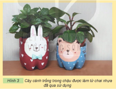 1. CHẬU TRỒNG HOA, CÂY CẢNHKhám phá: Em hãy quan sát Hình 1 và nêu đặc điểm của các loại chậu trồng cây trong hình theo các gợi ý sau: chất liệu, độ nặng nhẹ. Em hãy quan sát Hình 1 và nêu đặc điểm của các loại chậu trồng cây trong hình theo các gợi ý sau: chất liệu, độ nặng nhẹGiải chi tiết: Chậu bằng nhựaChậu bằng gốm, sứChậu bằng xi măngChất liệuNhựaGốm, sứXi măngĐộ nặng nhẹNhẹNặngNặng Vận dụng: Theo em, trong các loại chậu ở Hình 2, loại chậu nào phù hợp trồng cây để ở bàn, loại chậu nào phù hợp trồng cây để kẹp ở lan can, loại chậu nào phù hợp trồng cây để treo? Vì sao?....Giải chi tiết:Chậu phù hợp trồng cây để ở bàn là chậu a vì chậu nhỏ, dễ dàng để trên mặt bàn, không chiếm nhiều diện tích.Chậu phù hợp trồng cây để kẹp ở lan can là chậu c vì chậu có lỗ khoét ở giữa, phù hợp để gắn vào thành lan can.Chậu phù hợp trồng cây để treo là chậu b vì chậu có móc treo. Thực hành: Làm hoặc trang trí một chậu trồng hoa, cây cảnh phù hợp với sở thích của em (có thể dùng vật liệu tái chế đề bào vệ môi trường).Giải chi tiết:Gợi ý cách làm:Làm hoặc trang trí một chậu trồng hoa, cây cảnh phù hợp với sở thích của em (có thể dùng vật liệu tái chế đề bào vệ môi trường) 2. GIÁ THỂ TRỒNG HOA, CÂY CẢNH TRONG Khám phá: Em hãy sử dụng các thẻ dưới đây để gọi tên các loại giá thể trồng hoa, cây cảnh trong Hình 4 cho phù hợp.Giải chi tiết:a. Giá thể hỗn hợp.b. Giá thể mùn cưa.c. Giá thể xơ dừa.d. Giá thể trấu hun. 3. MỘT SỐ DỤNG CỤ TRỒNG HOAM CÂY CẢNH TRONG CHẬU