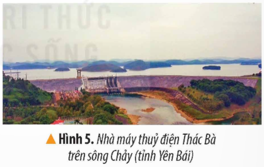 KHỞI ĐỘNGCâu hỏi:  Hãy nêu những hiểu biết của em về con người và hoạt động sản xuất ở vùng Trung du và miền núi Bắc Bộ. Giải chi tiết:- Đây là vùng có địa hình cao nhất cả nước, tập trung nhiều dân tộc ít người.Một số dân tộc như Mường, Thái, Dao, Mông, Tày,... Mỗi dân tộc có một tiếng nói, tập quán sinh hoạt và trang phục truyên thống riêng, tạo nên sự đa dạng về văn hóa của vùng.- Trung du Bắc Bộ có điều kiện thuận lợi phát triển cây ăn quả và cây công nghiệp. Vùng cũng nổi tiếng trồng lúa trên đất dốc, người dân khu vực miền núi đã xẻ sườn núi thành những bậc phẳng làm ruộng bậc thang.KHÁM PHÁ1. DÂN CƯCâu 1: Đọc thông tin và quan sát các hình 1, 2, em hãy kể tên một số dân tộc sinh sống ở vùng Trung du và miền núi Bắc Bộ.Giải chi tiết:- Một số dân tộc sinh sống ở vùng Trung du và miền núi Bắc Bộ: Mường, Tày, Nùng, Dao, Thái, Mông,..Câu 2: Đọc thông tin và quan sát hình 3, em hãy:- Cho biết những tin nào có mật độ dân số dưới 100 người/ km2.- Cho biết những tin nào có mật độ dân số trên 400 người/ km2.- Nhận xét về sự phân bố dân cư ở vùng Trung du và miền núi Bắc Bộ.Giải chi tiết:- Những nơi có mật độ dân thấp dưới 100 người/ km2 ở khu vực vùng núi, trung du và nông thôn.- Những nơi có mật độ dân cao trên 400 người/ km2 ở khu vực thành thị, nơi tập trung buôn bán đông đúc.- Sự phân bố dân cư khu vực không đồng đều. Cao ở vùng thành thị, khu nhiều chợ cơ sở hạ tầng phát triển và thấp ở các vùng điều kiện tự nhiên, kinh tế khó khăn.2. MỘT SỐ CÁCH THỨC KHAI THÁC TỰ NHIÊNa) Làm ruộng bậc thangCâu hỏi:Đọc thông tin và quan sát hình 4, em hãy cho biết vai trò của ruộng bậc thang đối với đời sống và sản xuất của người dân khu vực miền núi Bắc Bộ. Giải chi tiết:Vai trò của việc trồng ruộng bậc thang: Đảm bảo nguồn lương thực, hạn chế tình trang phá rừng làm nương, tạo vẻ đẹp thiên nhiên thu hút du khách đến.b) Xây dựng các công trình thủy điệnCâu hỏi: Đọc thông tin và quan sát các hình 5, 6 em hãy kể tên và xác định trên lược đồ một số nhà máy thủy điện ở vùng Trung du và miền núi Bắc Bộ.Giải chi tiết:Một số nhà máy ở Vùng trung du và miền núi Bắc Bộ: Thủy điện Sơn La, thủy điện Hòa Bình..c) Khai thác khoáng sảnCâu hỏi: Đọc thông tin và quan sát hình 6, em hãy:- Xác định trên lược đồ một số mỏ khoáng sản ở vùng Trung du và miền núi Bắc Bộ.- Kể tên một số sản phẩm có nguồn gốc từ khoáng sản của vùng Trung du và miền núi Bắc Bộ..Giải chi tiết:- Một số khoáng sản ở vùng Trung du và miền núi Bắc Bộ: Vàng, than, đồng, titan...- Một số sản phẩm có nguồn gốc từ khoáng sản của vùng Trung du và miền núi Bắc Bộ: Than cho sản xuất điện, đá vôi làm vật liệu xây dựng…LUYỆN TẬPCâu hỏi: Vẽ sơ đồ tư duy thể hiện một số cách thức khai thác tự nhiên ở vùng Trung du và miền núi Bắc bộ ( vai trò, phân bố)Giải chi tiết:VẬN DỤNG