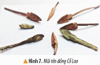 KHỞI ĐỘNGCâu hỏi: Hai bạn trong hình đang trao đổi về nội dung gì? Hãy kể tên một số phương tiện học tập lịch sử và địa lí mà em biết.Giải chi tiết:Hai bạn đang trao đổi về một số phương tiện học tập môn Lịch sử và Địa líMột số phương tiện học tập Lịch sử và địa lí: bản đồ, lược đồ, biểu đồ, tranh ảnh, hiện vật, nguồn tư liệu,…KHÁM PHÁ1. BẢN ĐỒ, LƯỢC ĐỒCâu hỏi: Quan sát các hình 1, 2, em hãy:- Đọc tên bản đồ, lược đồ và cho biết bảng chú giải thể hiện những đối tượng nào Chỉ một nơi có độ cao trên 1500m ở hình 1- Chỉ hướng tiến quân của quân Hai Bà Trưng ở hình 2. Giải chi tiết:- Hình 1: bản đồ địa hình phần đất liền Việt Nam.- Hình 2: Lược đồ khởi nghĩa Hai Bà Trưng năm 40.Bảng chú giải thể hiện đối tượng: Bản đồ: Phân tầng độ cao, sông, hồ, thủ đô, biên giới quốc gia. Lược đồ: Nơi Hai Bà Trưng phát động khởi nghĩa, hướng tiến quân của Hai Bà Trưng,thời gian xảy ra sự kiện, nơi đóng đô của Trưng Vương, Bản doanh của Thái Thú Tô Định bị đánh chiếm, nơi các đội nghĩa quân nổi dậy, tên quận. Một nơi có độ cao trên 1500m ở Hình 1: Dãy Hoàng Liên SơnHướng tiến quân của Hai Bà Trưng ở Hình 2: Hát Môn-> Mê Linh->Cổ Loa-> Luy Lâu.2. BẢNG SỐ LIỆU, BIỂU ĐỒ, TRỤC THỜI GIANCâu 1: Em hãy đọc bảng diện tích và số dân của 1 số tỉnh, thành phố nước ta năm 2020.Giải chi tiết:Hà Nội : Diện tích: 3359 km2, Số dân 8247 nghìn ngườiCâu 2: Quan sát hình 4, em hãy cho biết tỉnh thành phố nào có diện tích lớn nhấtGiải chi tiết:Lâm đồng có diện tích lớn nhất là 9783km2Câu 3: Quan sát hình 5, em hãy giới thiệu các mốc thời gian gắn liền với sự kiện lịch sử tương ứng của Việt Nam từ 1945 đến 1975.Giải chi tiết:Qua hình 5 ta thấy:1945: Cách mạng tháng 8 thành công, nước Việt Nam dân chủ cộng hòa được thành lập.1954: Chiến dịch Điện Biên Phủ thắng lợi1975: Chiến dịch Hồ Chí Minh thắng lợi3. HIỆN VẬT TRANH ẢNHCâu hỏi: Quan sát hình 7, 8 em hãy:- Mô tả mũi tên đồng Cổ Loa- Mô tả bức ảnh cánh đồng Phong NậmGiải chi tiết:- Mô tả mũi tên đồng Cổ Loa: Hầu hết mũi tên có 3 cạnh, có trụ, có cánh và có chuôi.- Mô tả bức ảnh cánh đồng Phong Nậm: Nhiều núi cao đồ sộ, nhiều cây cối xanh, không gian rộng lớn. Cánh đồng được chia thành nhiều ô khác nhau, xanh ngát bởi những ô lúa mạ non.LUYỆN TẬPCâu 1: Vẽ sơ đồ tư duy thể hiện một số phương tiện học tập môn Lịch sử và Địa lí theo gợi ý hình bên Giải chi tiết:Phương tiên học tập môn Lịch sử và Địa Lí:Câu 2: Tìm ví dụ trong sách giáo khoa Lịch sử và Địa lí 4 về các phương tiện học tập môn học: bản đồ, lược đồ, bảng số liệu, hiện vật, tranh ảnh, trục thời gian (mỗi phương tiện lấy hai ví dụ) Giải chi tiết:Ví dụ:Bản đồ: Địa hình phần đất liền Việt Nam, Hành chính Việt Nam Lược đồ: Khởi nghĩa Hai Bà Trưng năm 40, địa hình và một số khoáng sản vùng Trung du và miền núi Bắc bộ Bảng số liệu: Diện tích số dân của một số tỉnh, thành phố ở nước ta năm 2020,Hiện vật: Mũi tên Đồng Cổ Loa, mộ bia tiến sĩ trong văn miếu Quốc Tử GiámTranh, ảnh: Cánh đồng Phong Nậm, đoạn sông Hậu chảy qua thành phố Cần ThơTrục thời gian: Trục thời gian thể hiện một số sự kiện tiêu biểu Việt Nam từ năm 1945 đến 1975, tên gọi Thăng Long - Hà Nội qua các thời kì.VẬN DỤNG
