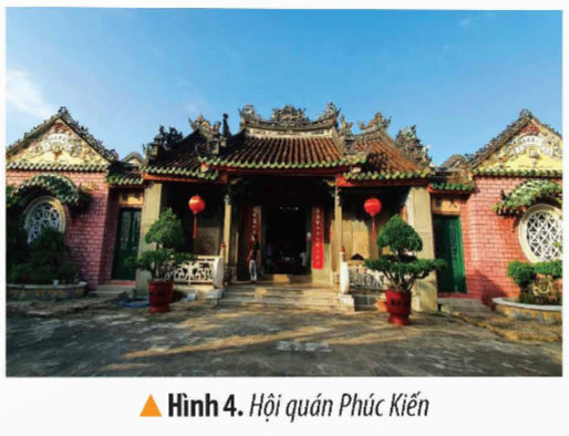 KHỞI ĐỘNGCâu hỏi: Quan sát hình dưới đây và mô tả một số nét về Phố cổ Hội An.Giải chi tiết:Phố cổ Hội An là một đô thị nằm ở hạ lưu sông Thu Bồn, thuộc thành phố Hội An, tỉnh Quảng Nam. Phần lớn những ngôi nhà ở đây là những kiến trúc truyền thống có niên đại từ thế kỷ 17 đến thế kỷ 19, phần bố dọc theo những trục phố nhỏ hẹp. Nằm xen kẽ giữa các ngôi nhà phố, những công trình kiến trúc tôn giáo, tín ngưỡng minh chứng cho quá trình hình thành, phát triển và cả suy tàn của đô thị. Hội An cũng là vùng đất ghi nhiều dấu ấn của sự pha trộn, giao thoa văn hóa. Các hội quán, đền miếu mang dấu tích của người Hoa nằm bên những ngôi nhà phố truyền thống của người Việt và những ngôi nhà mang phong cách kiến trúc Pháp. Bên cạnh những giá trị văn hóa qua các công trình kiến trúc, Hội An còn lưu giữ một nền văn hóa phi vật thể đa dạng và phong phú. Cuộc sống thường nhật của cư dân phố cổ với những phong tục tập quán, sinh hoạt tín ngưỡng, nghệ thuật dân gian, lễ hội văn hóa vẫn đang được bảo tồn và phát triển. Hội An được xem như một bảo tàng sống về kiến trúc và lối sống đô thị.KHÁM PHÁ1. PHỐ CỔ HỘI ANCâu 1: Quan sát lược đồ hình 2, hãy xác định vị trí địa lí của Phố cổ Hội An.Giải chi tiết:Phố cổ Hội An nằm ở thành phố Hội An tỉnh Quảng Nam.Câu 2: Đọc thông tin và quan sát các hình 3, 4 em hãy kể tên và mô tả một số công trình kiến trúc tiêu biểu ở Hội An.Giải chi tiết:Một số công trình kiến trúc tiêu biểu như:Nhà cổ được xây dựng từ thế kỉ XVII- XVIII, phổ biến là ngôi nhà một tầng hoặc hai tầng, có chiều ngang hẹp và chiều sâu tương đối lớn.Hội quán người Hoa là nơi sinh hoạt cộng đồng và cũng là nơi thờ các vị thần của người Hoa.Chùa Cầu tương truyền do nhớ thương nhân dân Nhật Bản ở Hội An xây dựng vào khoảng cuối thế kỉ XVI. Chùa được làm bằng gỗ, hình vòng cung, mái lợp ngói âm dương.2. BẢO TỒN VÀ PHÁT HUY GIÁ TRỊ PHỐ CỔ HỘI ANĐọc thông tin, quan sát các hình 6, 7 em hãy: Câu 1: Cho biết vì sao Hội An là điểm đến cua nhiều du khách trong nước và quốc tế?Giải chi tiết:Hội An thu hút nhiều khách do có nhiều sản phẩm du lịch độc đáo như Đêm phố cổ