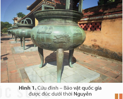 MỞ ĐẦUTrên Cửu đỉnh (Hình 1), nhiều địa danh của đất nước được chạm nổi rõ ràng trong đó có Biển Đông quần đảo Trường Sa và quần đảo Hoàng Sa. Theo em, hiện vật này chứng tỏ điều gì về ý thức chủ quyền biển đảo của cha ông ta? Hãy chia sẻ hiểu biết của em về những chứng cứ khẳng định chủ quyền biển đảo của Việt Nam. Biển đảo có vai trò như thế nào trong việc khẳng định và bảo vệ chủ quyền, các quyền và lợi ích hợp pháp của Việt Nam ở Biển Đông?Giải chi tiết:- Hiện vật này cho thấy cha ông ta ngày trước rất ý thức về chủ quyền quốc gia, trong đó có vấn đề biển đảo- Những chứng cứ khẳng định chủ quyền biển đảo của Việt Nam là:+ Nhà nước phong kiến Việt Nam đã xác lập và triển khai nhiều hoạt động thực thi chủ quyền đối với hai quần đảo như hàng năm cử các đội Hoàng Sa kiêm quản đội Bắc Hải ra hai quần đảo khai thác các tài nguyên sản vật trên biển và thu lượm hàng hóa trên các tàu bị đắm; đo đạc vẽ bản đồ; dựng bia, lập miếu, trồng cây, cứu trợ các tàu thuyền nước ngoài gặp nạn... + Trong thời kỳ Pháp thuộc, với tư cách đại diện cho Việt Nam về đối ngoại, chính quyền thuộc địa Pháp đã có nhiều hoạt động cụ thể củng cố chủ quyền Việt Nam trên quần đảo Hoàng Sa và Trường Sa- Biển đảo có vai trò quan trọng trong việc khẳng định và bảo vệ chủ quyền, các quyền và lợi ích hợp pháp của Việt Nam ở Biển Đông 1. CHỨNG CỨ LỊCH SỬ VÀ CƠ SỞ PHÁP LÍ VỀ CHỦ QUYỀN BIỂN ĐẢO CỦA VIỆT NAMCâu hỏi 1: Khai thác tư liệu 1 và 2 và thông tin trong mục, hãy trình bày những chứng cứ lịch sử trước năm 1884 thể hiện chủ quyền biển đảo của Việt Nam.Giải chi tiết:- Di chỉ khảo cổ học:+ Các di chỉ khảo cổ học thuộc các nền văn hoá biển được phát hiện ở các khu vực ven biển Việt Nam cho thấy người Việt cổ đã cư trú sát biển và có cuộc sống gắn liền với Biển Đông+ Nhiều dấu vết tàu đắm, hiện vật đồ gốm được tìm thấy cho thấy Vương quốc Chăm-pa đã có những mối giao lưu rộng rãi với Ấn Độ và vùng Tây Á,... còn cư dân Óc Eo đã có những mối liên hệ xa bằng dường biển đến tận vùng Địa Trung Hải- Tư liệu của Việt Nam:+ Nhiều công trình sử học và địa lí cổ đã ghi chép tường tận về cương vực, lãnh thổ và hoạt động thực thi, bảo vệ chủ quyền của các triều đại quân chủ Việt Nam ở khu vực Biển Đông, đặc biệt ở quần đảo Hoàng Sa và quần đảo Trường Sa.+ Các bản đồ cổ của Việt Nam thời quân chủ đã về khu vực Biển Đông, quần đảo Hoàng Sa và quần đảo Trường Sa thuộc lãnh thổ Việt Nam- Nhiều văn bản hành chính của Nhà nước quân chủ Việt Nam đã ghi chép các hoạt động xác lập, thực thi và bảo vệ chủ quyền biển đảo của Việt Nam ở khu vực Biển Đông- Tư liệu của người nước ngoài:+ Từ khoảng thế kỉ XVI, người Bồ Đào Nha, Hà Lan, Pháp, Anh,... đã vẽ nhiều bản đồ vùng biển Đông Nam Á, trong đó đều thể hiện khá rõ bờ biển, Biển Đông và hải đảo của Việt Nam đương thời+ Trong các chuyến du hành tới Đông Nam Á và Việt Nam, nhiều nhà hàng hải, giáo sĩ phương Tây cũng ghi chép về hoạt động xác lập, thực thi chủ quyền của Việt Nam tại các đảo, quần đảo trên Biển Đông + Nhiều bản ghi chép cho thấy chúa Nguyễn thường xuyên cử thuyền ra các đảo trên Biển Đông khai thác hải sản quý hiếm, thu nhặt những di vật từ những tàu đắm và thực hiện tuần phòng, kiểm soát vùng biển, đảo Câu hỏi 2: Trình bày các chứng cứ lịch sử từ sau năm 1884 về chủ quyền biển đảo của Việt Nam ở Biển Đông.Giải chi tiết:- Từ sau Hiệp ước Pa-tơ-nốt (1884), chính quyền Pháp đại diện cho Việt Nam trong quan hệ đối ngoại, đã có nhiều hoạt động khẳng định, bảo vệ chủ quyền biển đảo của Việt Nam- Việc chính quyền Pháp ở Đông Dương xây dựng bia chủ quyền, trạm khí tượng, cử quân đội đồn trú tại các đảo và tuần tra vùng biển,... cũng là những chứng cứ quan trọng thể hiện chủ quyền biển đảo của Việt Nam.- Sau Hiệp định Giơ-ne-vơ năm 1954, các chính quyền ở Việt Nam đã ban hành nhiều sắc lệnh, quy định, thể hiện sự quản lí và thực thi chủ quyền biển đảo của Việt Nam ở khu vực Biển Đông, cũng như đưa ra các tuyên bố công khai về chủ quyền biển đảo của Việt Nam tại nhiều diễn đàn quốc tế- Sau khi đất nước thống nhất, Nhà nước Cộng hoà xã hội chủ nghĩa Việt Nam tiếp tục quản lí, bảo vệ và thực hiện chủ quyền đối với các đảo, quần đảo, thềm lục địa thuộc Biển Đông. Việt Nam đã nhiều lần khẳng định chủ quyền của Việt Nam đối với quần đảo Hoàng Sa và quần đảo Trường Sa trong các tuyên bố chính thức của Bộ Ngoại giao, tại các Hội nghị thế giới,... Câu hỏi 3: Trình bày những cơ sở pháp lí về chủ quyền biển đảo của Việt Nam.Giải chi tiết:- Nhiều văn bản luật pháp quốc tế đã cung cấp những chứng cứ pháp lí quan trọng khẳng định chủ quyền biển đảo của Việt Nam ở Biển Đông.- Việt Nam phê chuẩn và trở thành thành viên có trách nhiệm của Công ước Liên hợp quốc về Luật Biển năm 1982 (UNCLOS). Đây là cơ sở pháp lí quốc tế quan trọng khẳng định chủ quyền, các quyền và lợi ích hợp pháp của Việt Nam ở Biển Đông.- Việt Nam đã ban hành nhiều văn bản pháp luật trong nước về biển, khai thác biển như: Luật Biên giới quốc gia, Luật Dầu khí, Luật Cảnh sát biển Việt Nam,...  2. VAI TRÒ CHIẾN LƯỢC CỦA BIỂN ĐẢO VIỆT NAMCâu hỏi: Hãy nêu vai trò của biển đảo Việt Nam trong việc khẳng định và bảo vệ chủ quyền, các quyền và lợi ích hợp pháp của Việt Nam ở Biển Đông.Giải chi tiết:- Là tuyến phòng thủ của đất nước:+ Là một bộ phận lãnh thổ thiêng liêng của Tổ quốc, đóng vai trò trọng yếu trong công cuộc bảo vệ sự toàn vẹn đất nước+ Hệ thống các đảo, cụm đảo trải đều có ý nghĩa lớn trong triển khai phòng thủ, bảo vệ đất liền và kiểm soát vùng biển, vùng trời trên biển của quốc gia cũng như thực hiện các nhiệm vụ quốc tế về cứu hộ, cứu nạn trên biển.- Cung cấp tài nguyên phát triển tiềm lực đất nước:+ Vùng biển và thềm lục địa rộng lớn của Việt Nam chứa đựng nguồn tài nguyên thiên nhiên phong phú và đa dạng+ Các đảo, quần đảo cũng nằm ở vị trí án ngữ nhiều trục giao thông huyết mạch trên biển và có nguồn lợi về tài nguyên phát triển kinh tế biển đầy tiềm năng+ Phát triển toàn diện, bền vững các ngành kinh tế biển là động lực tăng trưởng quan trọng của đất nước, góp phần khẳng định, bảo vệ chủ quyền, các quyền và lợi ích hợp pháp của Việt Nam ở Biển Đông LUYỆN TẬP VÀ VẬN DỤNG