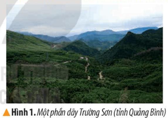 KHỞI ĐỘNGCâu hỏi: Trường Sơn là dãy núi dài nhất Việt Nam nơi có con đường Trường Sơn huyền thoại trong cuộc kháng chiến chống Mỹ, cứu nước của dân tộc ta và đã đi vào thơ ca, âm nhạc như một niềm tự hào dân tộc.Em hãy trình bày một câu thơ, câu hát về dãy Trường Sơn mà em biết.Giải chi tiết:“Ðông sang Tây không phải đường thưÐường chuyển đạn và đường chuyển gạoÐông Trường Sơn cô gái ba sẵn sàng xanh áoTây Trường Sơn bộ đội áo màu xanh”(Trường Sơn Đông Trường Sơn Tây - Phạm Tiến Duật)KHÁM PHÁ1. VỊ TRÍ ĐỊA LÍCâu hỏi: Đọc thông tin và quan sát hình 2, em hãy:- Xác định vị trí của vùng Duyên hải miền Trung trên lược đồ.- Đọc tên các vùng, quốc gia, tiếp giáp với với vùng Duyên hải miền Trung.Giải chi tiết:- Duyên hải miền Trung là dải đất hẹp ngang, kéo dài từ tinht Thanh Hóa đến Bình Thuận.- Các vùng, quốc gia tiếp giá duyên hải Miền Trung: + Phía đông tiếp giáp với Biển Đông+ Phía tây tiếp giáp với Lào và vùng Tây Nguyên+ Phía bắc giáp với vùng Đồng bằng Bắc Bộ, vùng Trung du và miền núi Bắc Bộ+ Phía nam giáp vùng Nam Bộ2. ĐẶC ĐIỂM THIÊN NHIÊNa) Địa hình Câu hỏi: Đọc thông tin và quan sát hình 2, em hãy:-Xác định trên lược đồ: dãy núi Trường Sơn, dãy núi Bạch Mã, đèo Hải Vân, Vườn quốc gia Phong Nha - Kẻ Bàng, quần đảo Hoàng Sa và quần đảo Trường.-Nêu đặc điểm của Đồng bằng ở vùng Duyên hải miền Trung.Giải chi tiết:Xác định trên lược đồ: + Dãy núi Trường Sơn: Chạy dọc theo sườn duyên dải miền Trung.+ Dãy núi Bạch Mã: là một dãy núi tạo thành ranh giới tự nhiên giữa tỉnh Thừa Thiên Huế và thành phố Đà Nẵng.+ Đèo Hải Vân: Đèo Ngang nằm giữa tỉnh Hà Tĩnh và Quảng Bình.+ Vườn Quốc gia : Vườn Quốc gia Phong Nha - Kẻ Bàng nằm ở phần Bắc dãy núi Trường Sơn thuộc địa phận huyện Bố Trạch, tỉnh Quảng Bình.+ Quần đảo Hoàng Sa: Quần đảo Hoàng Sa của Việt Nam nằm ở khu vực Bắc Biển Đông, cách đảo Lý Sơn (Quảng Ngãi) khoảng 120 hải lý+ Quần đảo Trường Sa: Quần đảo Trường Sa nằm cách quần đảo Hoàng Sa khoảng 200 hải lý về phía Nam, bao gồm hơn 100 đảo, đá, bãi ngầm, bãi san hô, nằm rải rác trong phạm vi biển, Đảo gần đất liền nhất là đảo Trường Sa cách vịnh Cam Ranh (Khánh Hòa) khoảng 250 hải lý, - Địa hình vùng duyên hải miền Trung có sự khác biệt từ tây sang đông, phía tay là địa hình nhiều đồi núi, phí đông là dải đồng bằng nhỏ hẹp.b) Khí hậuCâu hỏi: Đọc thông tin, em hãy cho biết những đặc điểm chính về khí hậu của vùng duyên hải miền TrungGiải chi tiết:Đặc điểm của khí hậu vùng đồng bằng duyên hải miền Trung là mùa hạ thường khô nóng và bị hạn hán. Cuối năm thường có mưa lớn và bão dễ gây ngập lụt. Khu vực phía Bắc dãy núi Bạch Mã có mùa đông lạnh.c) Sông ngòi Câu hỏi: Đọc thông tin và quan sát hình 2, em hãy:- Kể tên và chỉ trên lược đồ một số sông ở vùng Duyên hải miền Trung.- Nêu những đặc điểm chính của sông ngòi ở vùng Duyên hai miền Trung.Giải chi tiết:Sông Gianh ở Quảng Bình, sông Thạch Hãn ở Quảng Trị, sông Hương ở Thừa Thiên- Huế, sông Vu Gia ở Đà Nẵng, sông Thu Bồn ở Quảng Nam, sông Trà Khúc ở Quảng Ngãi.Vùng Duyên hải miền Trung có nhiều sông, nhưng phần lớn là sông ngắn và dốc.3. TÁC ĐỘNG CỦA MÔI TRƯỜNG THIÊN NHIÊN ĐỐI VỚI SẢN XUẤT VÀ ĐỜI SỐNGCâu hỏi: Đọc thông tin và quan sát các hình từ 4 đến 7, em hãy:- Nêu tác động tích cực và tiêu cực cửa môi trương thiên nhiên đến đời sống và sản xuất của người dân vùng Duyên hải miền Trung.- Đề xuất một số biện pháp phòng chống thiên tai ở vùng Duyên hải miền Trung.Giải chi tiết:- Tích cực: vùng biển rộng, là điều kiện thuận lợi để đánh bắt cá, nuôi hải sản, giao thông đường biển, du lịch, sản xuất muối,.- Tiêu cực: Mùa khô thường hạn hán kéo dài, nhiều nơi thiếu nước sinh hoạt, hiên tượng cát bay - Để phòng chống thiên tai cần:+ Đẩy mạnh trồng và bảo vệ rừng+ Xây dựng thủy lợi,..LUYỆN TẬPCâu hỏi: Chọn ý ở cột A sao cho phù hợp với ý ở cột B và ghi kết quả vào vởGiải chi tiết:1- b2- c3- d4- aVẬN DỤNG
