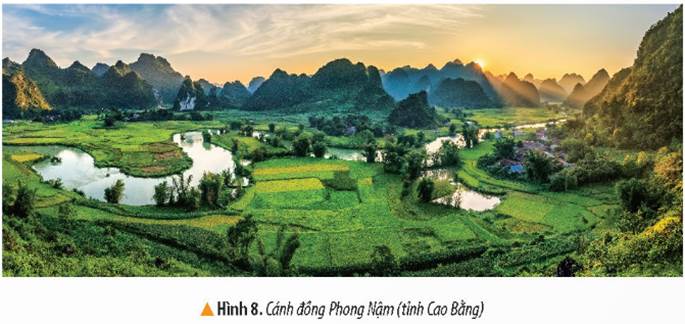 KHỞI ĐỘNGCâu hỏi: Hai bạn trong hình đang trao đổi về nội dung gì? Hãy kể tên một số phương tiện học tập lịch sử và địa lí mà em biết.Giải chi tiết:Hai bạn đang trao đổi về một số phương tiện học tập môn Lịch sử và Địa líMột số phương tiện học tập Lịch sử và địa lí: bản đồ, lược đồ, biểu đồ, tranh ảnh, hiện vật, nguồn tư liệu,…KHÁM PHÁ1. BẢN ĐỒ, LƯỢC ĐỒCâu hỏi: Quan sát các hình 1, 2, em hãy:- Đọc tên bản đồ, lược đồ và cho biết bảng chú giải thể hiện những đối tượng nào Chỉ một nơi có độ cao trên 1500m ở hình 1- Chỉ hướng tiến quân của quân Hai Bà Trưng ở hình 2. Giải chi tiết:- Hình 1: bản đồ địa hình phần đất liền Việt Nam.- Hình 2: Lược đồ khởi nghĩa Hai Bà Trưng năm 40.Bảng chú giải thể hiện đối tượng: Bản đồ: Phân tầng độ cao, sông, hồ, thủ đô, biên giới quốc gia. Lược đồ: Nơi Hai Bà Trưng phát động khởi nghĩa, hướng tiến quân của Hai Bà Trưng,thời gian xảy ra sự kiện, nơi đóng đô của Trưng Vương, Bản doanh của Thái Thú Tô Định bị đánh chiếm, nơi các đội nghĩa quân nổi dậy, tên quận. Một nơi có độ cao trên 1500m ở Hình 1: Dãy Hoàng Liên SơnHướng tiến quân của Hai Bà Trưng ở Hình 2: Hát Môn-> Mê Linh->Cổ Loa-> Luy Lâu.2. BẢNG SỐ LIỆU, BIỂU ĐỒ, TRỤC THỜI GIANCâu 1: Em hãy đọc bảng diện tích và số dân của 1 số tỉnh, thành phố nước ta năm 2020.Giải chi tiết:Hà Nội : Diện tích: 3359 km2, Số dân 8247 nghìn ngườiCâu 2: Quan sát hình 4, em hãy cho biết tỉnh thành phố nào có diện tích lớn nhấtGiải chi tiết:Lâm đồng có diện tích lớn nhất là 9783km2Câu 3: Quan sát hình 5, em hãy giới thiệu các mốc thời gian gắn liền với sự kiện lịch sử tương ứng của Việt Nam từ 1945 đến 1975.Giải chi tiết:Qua hình 5 ta thấy:1945: Cách mạng tháng 8 thành công, nước Việt Nam dân chủ cộng hòa được thành lập.1954: Chiến dịch Điện Biên Phủ thắng lợi1975: Chiến dịch Hồ Chí Minh thắng lợi3. HIỆN VẬT TRANH ẢNHCâu hỏi: Quan sát hình 7, 8 em hãy:- Mô tả mũi tên đồng Cổ Loa- Mô tả bức ảnh cánh đồng Phong NậmGiải chi tiết:- Mô tả mũi tên đồng Cổ Loa: Hầu hết mũi tên có 3 cạnh, có trụ, có cánh và có chuôi.- Mô tả bức ảnh cánh đồng Phong Nậm: Nhiều núi cao đồ sộ, nhiều cây cối xanh, không gian rộng lớn. Cánh đồng được chia thành nhiều ô khác nhau, xanh ngát bởi những ô lúa mạ non.LUYỆN TẬPCâu 1: Vẽ sơ đồ tư duy thể hiện một số phương tiện học tập môn Lịch sử và Địa lí theo gợi ý hình bên Giải chi tiết:Phương tiên học tập môn Lịch sử và Địa Lí:Câu 2: Tìm ví dụ trong sách giáo khoa Lịch sử và Địa lí 4 về các phương tiện học tập môn học: bản đồ, lược đồ, bảng số liệu, hiện vật, tranh ảnh, trục thời gian (mỗi phương tiện lấy hai ví dụ) Giải chi tiết:Ví dụ:Bản đồ: Địa hình phần đất liền Việt Nam, Hành chính Việt Nam Lược đồ: Khởi nghĩa Hai Bà Trưng năm 40, địa hình và một số khoáng sản vùng Trung du và miền núi Bắc bộ Bảng số liệu: Diện tích số dân của một số tỉnh, thành phố ở nước ta năm 2020,Hiện vật: Mũi tên Đồng Cổ Loa, mộ bia tiến sĩ trong văn miếu Quốc Tử GiámTranh, ảnh: Cánh đồng Phong Nậm, đoạn sông Hậu chảy qua thành phố Cần ThơTrục thời gian: Trục thời gian thể hiện một số sự kiện tiêu biểu Việt Nam từ năm 1945 đến 1975, tên gọi Thăng Long - Hà Nội qua các thời kì.VẬN DỤNG