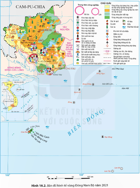 MỞ ĐẦUVùng Đông Nam Bộ là một trong những vùng kinh tế phát triển nhất cả nước. Đó là kết quả khai thác hiệu quả tổng hợp thế mạnh của vùng. Vậy những thế mạnh nổi bật về điều kiện tự nhiên và tài nguyên thiên nhiên của vùng là gì? Đặc điểm dân cư và đô thị hoá của vùng như thế nào? Sự phát triển và phân bố một số ngành kinh tế thế mạnh của vùng ra sao?Giải chi tiết:- Thế mạnh về điều kiện tự nhiên và tài nguyên thiên nhiên vùng Đông Nam Bộ:+ Đất xám cổ bạc màu trên phù sa cổ, đất badan màu mỡ chiếm 40% diện tích + Khí hậu cận xích đạo tạo điều kiện phát triển các cây công nghiệp lâu năm, cây ăn quả và cả cây công nghiệp ngắn ngày trên quy mô lớn+ Sông ngòi: Hệ thống sông Đồng Nai cung cấp nước cho sản xuất, sinh hoạt và có tiềm năng thủy điện+ Sinh vật: nguồn thủy, hải sản phong phú tập trung ở các ngư trường lớn, ven biển có nhiều vùng nước lợ thuận lợi để nuôi trồng thủy sản+ Tài nguyên khoáng sản giàu có, nổi bật nhất là dầu khí ở thềm lục địa phía Nam - Đặc điểm dân cư và đô thị hoá của vùng: + Số dân đông, mật độ dân số khá cao+ Tỉ lệ dân thành thị cao nhất cả nước+ Đô thị hóa phát triển, hiện đại, đạt tỉ lệ đô thị hoá cao nhất trong các vùng kinh tế - xã hội của cả nước- Sự phát triển và phân bố một số ngành kinh tế thế mạnh của vùng:+ Công nghiệp có một số ngành quan trọng: dầu khí, điện, cơ khí, điện tử, công nghệ cao,..., tập trung ở các trung tâm công nghiệp lớn như: Thành phố Hồ Chí Minh, Biên Hoà, Vũng Tàu,...+ Nông nghiệp: Là vùng trọng điểm cây công nghiệp nhiệt đới của nước ta; một số vùng trồng cây công nghiệp lâu năm chiếm tỉ trọng nhỏ nhưng giữ vai trò quan trọng 1. VỊ TRÍ ĐỊA LÍ VÀ PHẠM VI LÃNH THỔCâu hỏi: Dựa vào hình 18.1 và thông tin mục 1, hãy trình bày đặc điểm vị trí địa lí và phạm vi lãnh thổ của vùng Đông Nam Bộ.Giải chi tiết:- Vùng Đông Nam Bộ có diện tích hơn 23 nghìn km2 (chiếm 7,1% diện tích cả nước)- Đông Nam Bộ giáp với Cam-pu-chia, giáp vùng Đồng bằng sông Cửu Long, vùng Tây Nguyên, vùng Bắc Trung Bộ và Duyên hải miền Trung; phía đông nam có vùng biển rộng với một số đảo, quần đảo- Đông Nam Bộ nằm trong Vùng kinh tế trọng điểm phía Nam, là cầu nối giữa Đồng bằng sông Cửu Long với Tây Nguyên và Duyên hải Nam Trung Bộ 2. ĐIỀU KIỆN TỰ NHIÊN VÀ TÀI NGUYÊN THIÊN NHIÊNCâu hỏi: Dựa vào hình 18.1 và thông tin mục 2, hãy phân tích các thế mạnh, hạn chế về điều kiện tự nhiên và tài nguyên thiên nhiên đối với phát triển kinh tế – xã hội vùng Đông Nam Bộ.Giải chi tiết:a. Thế mạnh về điều kiện tự nhiên và tài nguyên thiên nhiên ở Đông Nam Bộ- Địa hình, đất:+ Địa hình tương đối bằng phẳng, thuận lợi cho xây dựng các cơ sở công nghiệp, giao thông vận tải, đô thị+ Đất badan và đất xám phù sa cổ là chủ yếu, thuận lợi trồng cây công nghiệp lâu năm quy mô lớn+ Ngoài ra còn có đất phù sa ở ven sông, thích hợp với trồng cây lương thực, thực phẩm,...- Khí hậu: tính chất cận xích đạo với nhiệt độ cao, lượng mưa lớn, phân hai mùa mưa - khô rõ rệt, thuận lợi cho các hoạt động kinh tế diễn ra quanh năm- Nguồn nước: có một số sông và hồ lớn, cung cấp nước cho sản xuất và sinh hoạt của người dân, ngoài ra còn có nước khoáng có thể phát triển du lịch,... - Sinh vật: tương đối đa dạng, trong vùng có các vườn quốc gia có ý nghĩa bảo tồn đa dạng sinh học và phát triển du lịch- Khoáng sản: trên đất liền có cao lanh làm nguyên liệu cho công nghiệp sản xuất gốm sứ, đá a-xít làm vật liệu xây dựng - Biển, đảo: + Vùng biển rộng, giàu tài nguyên, có điều kiện phát triển tổng hợp kinh tế biển+ Tài nguyên sinh vật phong phú tạo thuận lợi phát triển ngành thuỷ sản+ Nhiều bãi tắm đẹp và trên các đảo tạo thuận lợi cho phát triển du lịch biển+ Tài nguyên dầu khí phong phú cùng địa thế ven biển thuận lợi để xây dựng các cảng nước sâu giúp hình thành và phát triển ngành khai thác khoáng sản biển và giao thông vận tải biểnb. Hạn chế về điều kiện tự nhiên và tài nguyên thiên nhiên ở Duyên hải Nam Trung Bộ:- Mùa khô kéo dài (từ 4 – 5 tháng) nên thường xảy ra tình trạng thiếu nước cho sản xuất và sinh hoạt- Trên đất liền ít khoáng sản, chịu ảnh hưởng của một số thiên tại như triều cường, xâm nhập mặn 3. DÂN CƯ VÀ ĐÔ THỊ HOÁCâu hỏi: Dựa vào thông tin mục a, hãy trình bày đặc điểm dân cư ở vùng Đông Nam BộGiải chi tiết:- Quy mô và gia tăng dân số: là vùng có quy mô dân số lớn, quy mô dân số vùng tăng nhanh, có sức hút lớn người nhập cư- Cơ cấu dân số: cơ cấu dân số trẻ. Đây là nguồn lực hết sức quan trọng cho sự phát triển kinh tế của vùng- Thành phần dân tộc: có nhiều dân tộc cùng chung sống như người Kinh, Hoa, Khơ-me, Xtiêng, Cơ-ho, Chăm,...- Phân bố dân cư: mật độ dân số của vùng là 778 người/km2, cao gấp 2,6 lần cả nước. Dân cư vùng Đông Nam Bộ sinh sống ở khu vực thành thị nhiều hơn khu vực nông thôn Câu hỏi: Dựa vào thông tin mục b, hãy trình bày đặc điểm đô thị hoá ở vùng Đông Nam Bộ.Giải chi tiết:- Từ công cuộc Đổi mới, quá trình đô thị hoá ở Đông Nam Bộ diễn ra nhanh do tác động của công nghiệp hoá, hiện đại hoá- Số lượng đô thị ở Đông Nam Bộ tăng, quy mô đô thị mở rộng- Dân cư tập trung vào các đô thị ngày càng nhiều, có số dân và tỉ lệ dân thành thị cao nhất cả nước- Xu hướng đô thị hoá là dẫn hình thành hệ thống đô thị thông minh và hiện đại, các đô thị vệ tinh, vùng đô thị 4. SỰ PHÁT TRIỂN VÀ PHÂN BỐ MỘT SỐ NGÀNH KINH TẾCâu hỏi: Dựa vào hình 18.2 và thông tin mục a, hãy trình bày sự phát triển và phân bố ngành công nghiệp vùng Đông Nam Bộ.Giải chi tiết:- Công nghiệp phát triển bậc nhất cả nước- Cơ cấu ngành công nghiệp rất đa dạng với những ngành có thế mạnh là khai thác dầu khí; sản xuất hoá chất; sản xuất sản phẩm điện tử, máy vi tính;...- Hoạt động công nghiệp tập trung chủ yếu ở Thành phố Hồ Chí Minh, Bình Dương, Đồng Nai, Bà Rịa - Vũng Tàu- Công nghiệp đang có xu hướng chuyển dịch, ưu tiên phát triển một số ngành công nghệ cao như điện tử – viễn thông, sản xuất rô-bốt,...Phát triển công nghiệp xanh, năng lượng sạch, sử dụng năng lượng tái tạo gắn với bảo vệ môi trường Câu hỏi: Dựa vào hình 18.2 và thông tin mục b, hãy trình bày sự phát triển và phân bố ngành dịch vụ vùng Đông Nam Bộ.Giải chi tiết:- Ngành dịch vụ rất phát triển, chiếm tỉ trọng ngày càng cao trong cơ cấu GRDP của vùng- Hoạt động dịch vụ đa dạng, bao gồm nhiều lĩnh vực khác nhau, phát triển hàng đầu cả nước là thương mại, du lịch, giao thông vận tải, tài chính ngân hàng,...- Thương mại:+ Hoạt động nội thương: Trung tâm thương mại, siêu thị, chợ, cửa hàng bán lẻ phân bố rộng khắp vùng để phục vụ nhu cầu mua bán của người dân. Thành phố Hồ Chí Minh là trung tâm thương mại lớn nhất cả nước+ Hoạt động ngoại thương: Tỉ trọng trị giá xuất khẩu của vùng chiếm khoảng 34% cả nước. Các địa phương có trị giá xuất khẩu hàng đầu trong vùng là Thành phố Hồ Chí Minh, Bình Dương, Đồng Nai.- Du lịch: + Tài nguyên du lịch phong phú, cơ sở phục vụ du lịch hiện đại, giao thông thuận tiện, dễ dàng kết nối với các điểm du lịch trong và ngoài vùng, có sức hút lớn đối với khách du lịch trong nước và quốc tế+ Thành phố Hồ Chí Minh là trung tâm du lịch lớn nhất cả nước- Giao thông vận tải:+ Có đủ các loại hình giao thông vận tải, phát triển nhanh và hiện đại, giúp kết nối các địa phương trong và ngoài vùng, cũng như với các nước thuận lợi+ Các cảng biển, sân bay, đường cao tốc, tiếp tục được nâng cấp, xây dựng mới để đáp ứng nhu cầu vận chuyển hàng hoá và đi lại ngày càng tăng của người dân+ Thành phố Hồ Chí Minh là đầu mối giao thông vận tải lớn nhất, quan trọng nhất của vùng và cả nước.- Hoạt động tài chính ngân hàng rất phát triển, nhất là ở Thành phố Hồ Chí Minh, với nhiều ngân hàng Nhà nước, tư nhân, quốc tế, sàn giao dịch chứng khoán, công ty bảo hiểm,...- Các lĩnh vực dịch vụ khác như công nghệ thông tin – viễn thông, logistics,... đang ngày càng mở rộng Câu hỏi: Dựa vào hình 18.2 và thông tin mục c, hãy trình bày sự phát triển và phân bố cây công nghiệp lâu năm ở vùng Đông Nam BộGiải chi tiết:- Đông Nam Bộ là vùng trồng cây công nghiệp lâu năm lớn của cả nước- Các cây công nghiệp lâu năm của vùng có cao su, điều, hồ tiêu, cà phê,..; trong đó, cây cao su và cây điều có diện tích lớn nhất cả nước, phân bố chủ yếu ở Bình Phước, Đồng Nai, Bình Dương và Tây Ninh- Việc phát triển cây công nghiệp lâu năm tạo nguồn nguyên liệu cho công nghiệp chế biến, là mặt hàng xuất khẩu, góp phần bảo vệ môi trường,... 5. KẾT NỐI LIÊN VÙNG ĐỐI VỚI SỰ PHÁT TRIỂN CỦA VÙNG ĐÔNG NAM BỘCâu hỏi: Dựa vào thông tin mục 5, hãy phân tích ý nghĩa của việc tăng cường kết nối liên vùng đối với sự phát triển của vùng Đông Nam BộGiải chi tiết:- Kết nối liên vùng sẽ tăng cường mối liên hệ giữa các vùng. Các vùng sẽ hỗ trợ lẫn nhau cùng phát triển về mọi mặt kinh tế, chính trị, văn hoá, xã hội- Mở rộng thị trường tiêu thụ hàng hoá và cung ứng các dịch vụ thế mạnh cho các vùng trong cả nước, nhất là các vùng lân cận- Dễ tiếp cận hơn với những vùng có nhiều tài nguyên thiên nhiên như: Tây Nguyên, Bắc Trung Bộ và Duyên hải miền Trung và vùng sản xuất trọng điểm lương thực, thực phẩm Đồng bằng sông Cửu Long- Thu hút thêm lực lượng lao động để đáp ứng yêu cầu phát triển kinh tế của vùng.  6. VỊ THẾ CỦA THÀNH PHỐ HỒ CHÍ MINH Câu hỏi: Dựa vào thông tin trong mục 6, hãy phân tích vị thế của Thành phố Hồ Chí Minh.Giải chi tiết:- Thành phố Hồ Chí Minh là đô thị đặc biệt, trung tâm lớn về kinh tế, tài chính, thương mại, văn hoá, khoa học công nghệ, đổi mới sáng tạo, giáo dục - đào tạocủa cả nước- Quy mô kinh tế chiếm tỉ trọng lớn nhất so với các tỉnh, thành phố trực thuộc Trung ương trong cả nước- Thành phố Hồ Chí Minh luôn nằm trong số các tỉnh, thành phố đứng đầu cả nước về thu nhập bình quân đầu người, về số dự án và tổng số vốn đầu tư trực tiếp của nước ngoài- Thành phố Hồ Chí Minh là trung tâm công nghiệp, dịch vụ lớn hàng đầu cả nước.- Thành phố Hồ Chí Minh có sức lan tỏa, thúc đẩy phát triển kinh tế vùng Đông Nam Bộ và Vùng kinh tế trọng điểm phía Nam LUYỆN TẬP VÀ VẬN DỤNG