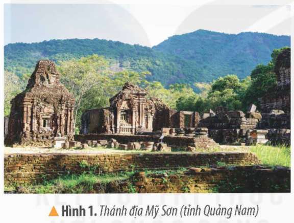 KHỞI ĐỘNGCâu hỏi: Hình dưới đây là một di sản văn hoá tiêu biêu ở vùng Duyên hải miền Trung hãy kể tên một số di sản văn hoá ở vùng này mà em biếtGiải chi tiết:Di sản tiêu biểu: Thừa Thiên Huế có 5/8 di sản (Quần thể di tích cố đô Huế - Di sản vật thể, Nhã nhạc cung đình Huế - Di sản phi vật thể, Mộc bản và Châu bản Triều Nguyễn, thơ văn trên kiến trúc Cung đình Huế - Di sản tư liệu).Quảng Nam có Phố cổ Hội An và Khu di tích Mỹ Sơn.KHÁM PHÁ1.  VÙNG ĐẤT HỘI TỤ NHIỀU DI SẢN THẾ GIỚICâu hỏi: Đọc thông tin và quan sát các hình từ 2 đến 4, em hãy:- Kể tên và xác định vị trí các di sản thế giới ở vùng Duyên hải miền Trung.- Nêu những nét nổi bật của di sản văn hoá thế giới ở vùng Duyên hải miền Trung: số lượng, địa bàn, phân bố, loại hình di sản,…Giải chi tiết:- Vùng Duyên hải miền Trung có nhiều di sản thế giới được UNESCO ghi danh như: Phố cổ Hội An, Nhã nhạc công đình Huế, vườn quốc gia Phong Nha - Kẻ Bàng,...- Di sản văn hóa thế giới gồm nhiều loại hình như: di sản thiên nhiên, di sản văn hóa vật thể,di sản văn hóa phi vật thể, di sản tư liệu.2. VÙNG ĐẤT CỦA LỄ HỘICâu hỏi: Đọc thông tin và quan sát các hình từ 5 đến 7, em hãy:-Kể tên một số lễ hội tiêu biểu ở vùng Duyên hải miền Trung và nêu những nét nổi bật về lễ hội của vùng đất này.-Nêu cảm nghĩ của em về Lễ Khao lề thế linh Hoàng Sa.Giải chi tiết:- Một số lễ hội tiêu biểu ở vùng Duyên hải miền Trung như:+ Lễ rước cá Ông: được bắt nguồn từ tục thờ cá voi, loài ca hiền lành, cứu giúp người dân khi họ gặp nạn trên biển. Lễ hội nhằm thể hiện lòng biết ơn với cá Ông.+ Lễ hội Ka- tê:Là lễ hội của đồng bào Chăm được tổ chức vào khoảng t9- 10 hằng năm tưởng nhớ các vị thần cầu cho cuộc sống hạnh phúc, ấm no.- Lễ Khao lề thế linh Hoàng Sa là một tập tục cổ truyền có từ thời Hải đội Hoàng Sa nhằm tri ân những người đi làm nhiệm vụ và cầu cho họ được bình an trở về. Lễ hội nhằm tri ân Hải đội Hoàng Sa thể hiện lòng biết, ơn và kính trọng với những anh hùng có công giữ gìn biển đảo quê hương.LUYỆN TẬPCâu hỏi: Vẽ sơ đồ tư duy về một số nét nổi bật của văn hoá vùng Duyên hải miền Trung.Giải chi tiết:VẬN DỤNG