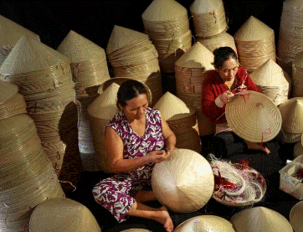 KHỞI ĐỘNGCâu hỏi: Những câu thơ sau giúp em liên tưởng đến hoạt động sản xuất nào ở vùng Đồng bằng Bắc Bộ: Hạt gạo làng tacó vị phù sacủa sông Kinh Thầy